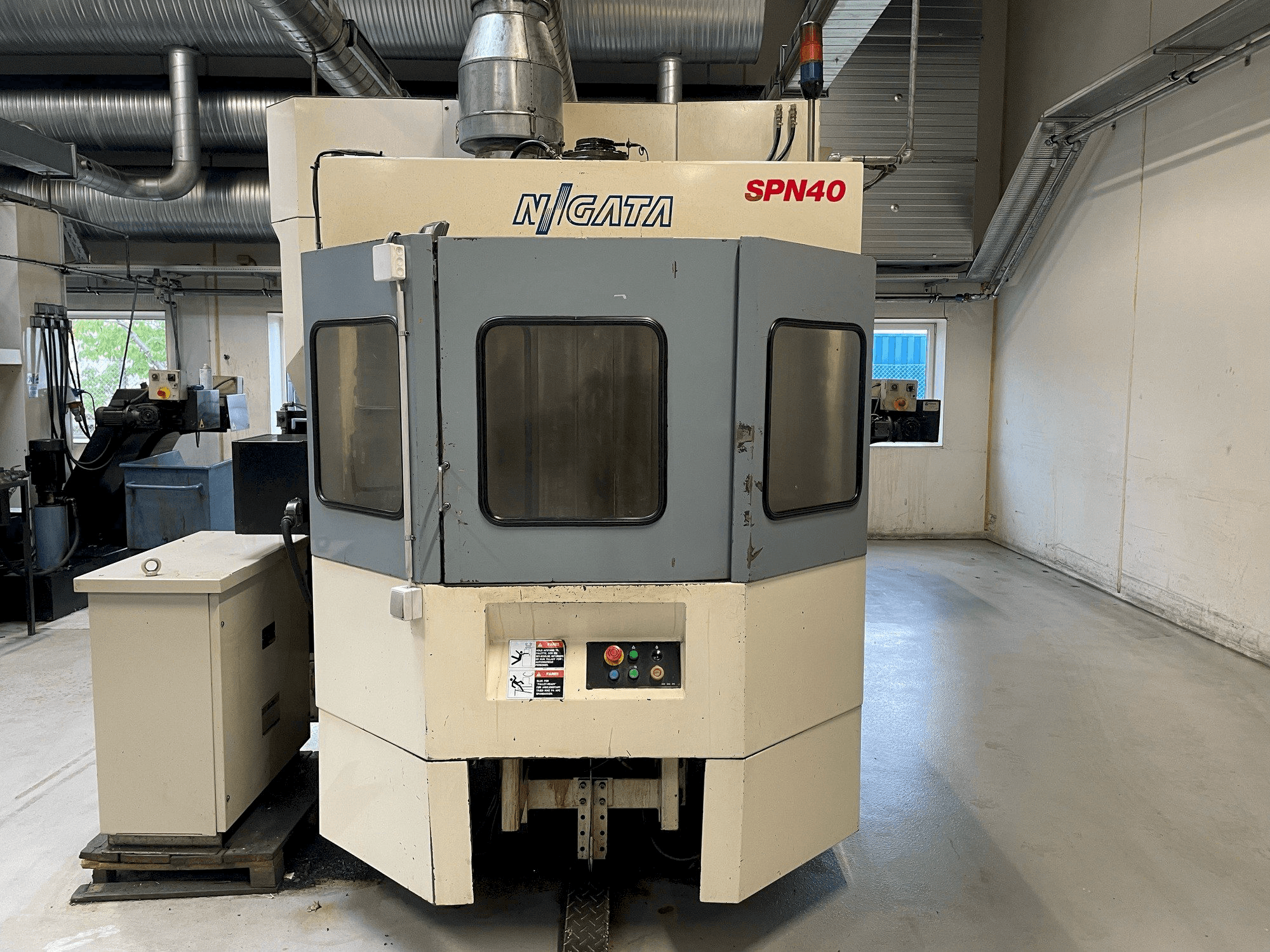 Masina Niigata SPN 40 eestvaade