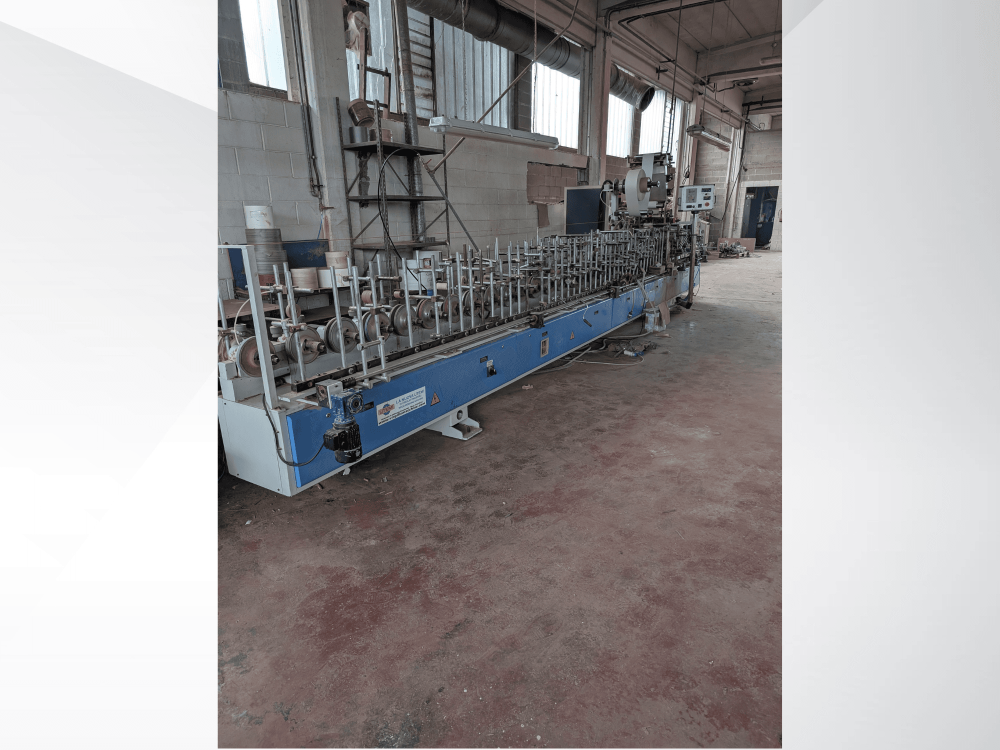 PUR-33-L puidutöötlusmasina esivaade, millel on mitu spindlit ja sile sinine disain tööstuslikus keskkonnas.