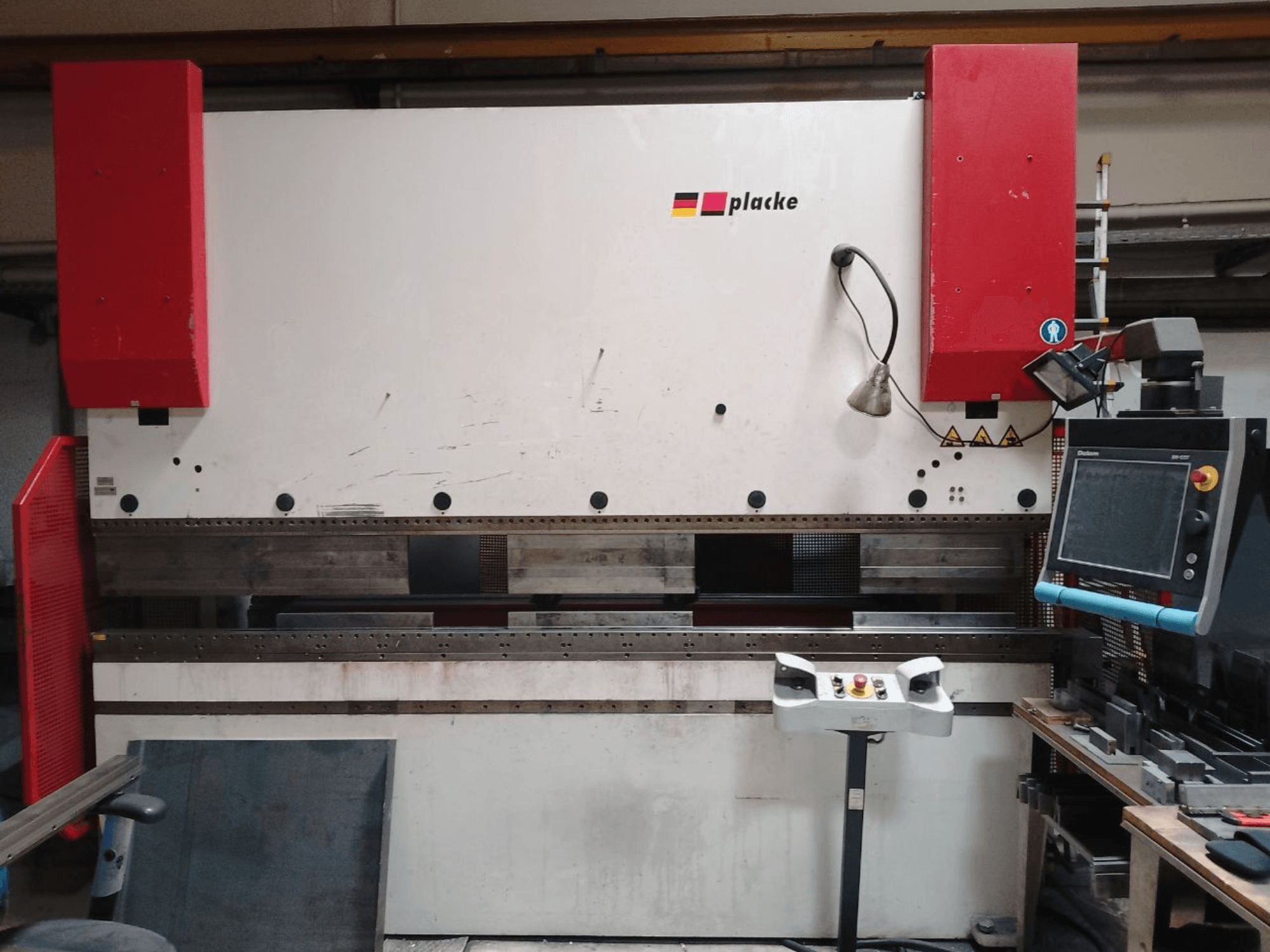 Painutuspress PLACKE QPB-4 150/3100, esivaade, millel on näha juhtpaneel, punased käed ja metalli painutusala.