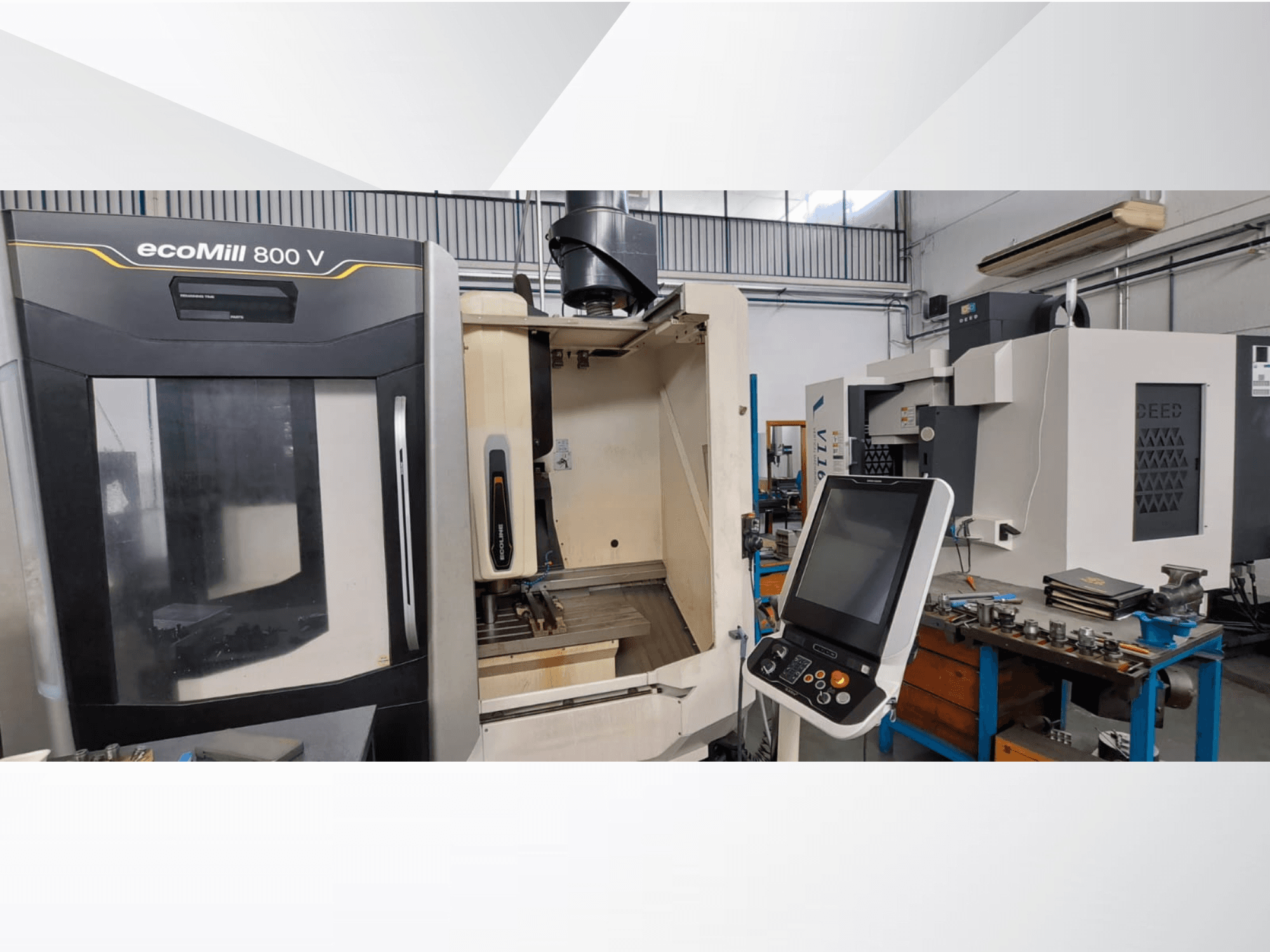 DMG ecoMill 800V vertikaaltöötluskeskuse esiplaan, millel on juhtpaneel ja avatud töötlemisala.