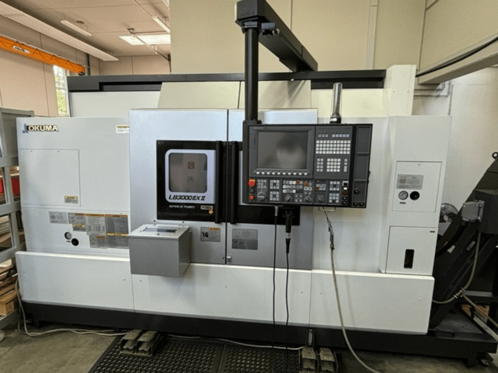 Okuma LB 3000 EXII horisontaalne treipink, esiplaanil on näidatud juhtpaneel ja tööfunktsioonid.