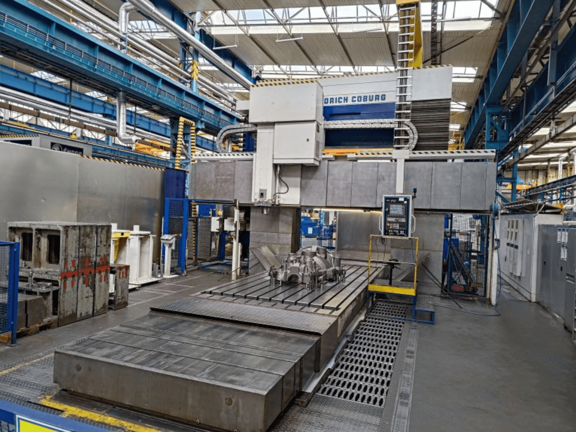 Gantry-freesping WALDRICH COBURG 17-10 FP NC/5 tehases, esivaade, kus on näha suur töölaud ja juhtpaneel.