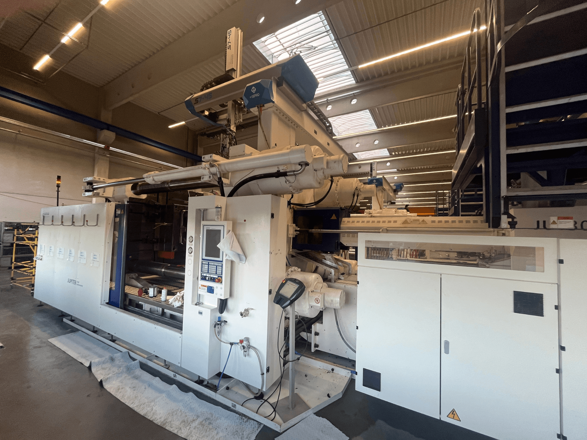 Autefa tekstiilimasinate esikülg, millel on juhtpaneel, komponendid ja tööstuslik seade.