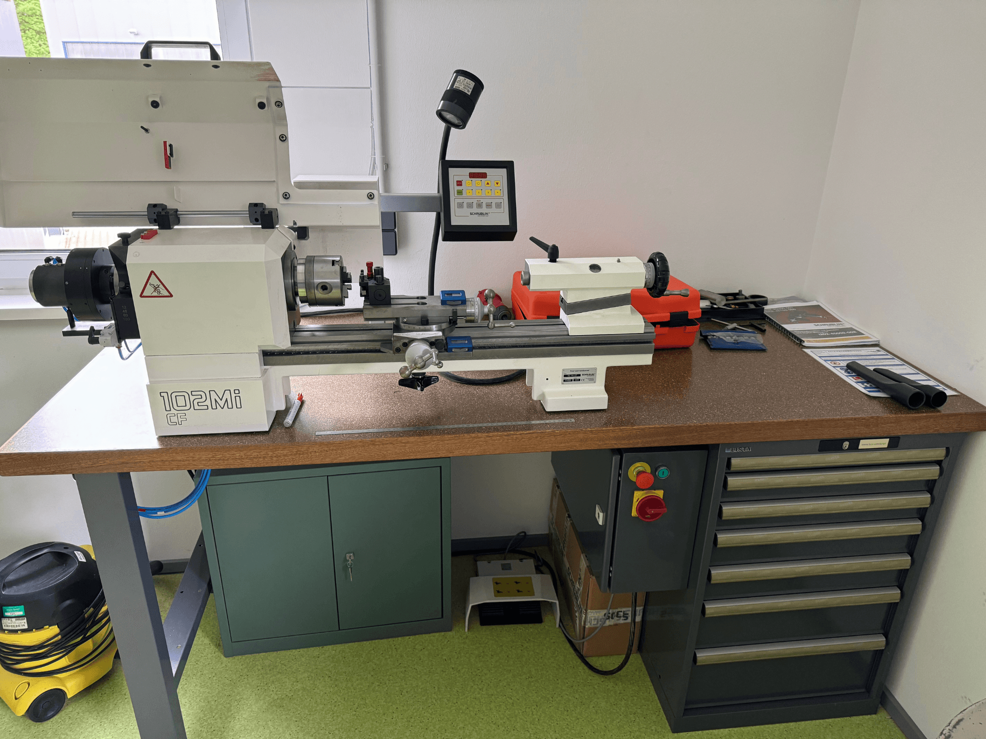 SCHAUBLIN 102Mi W25 horisontaalne treipink töökodas, vaade eest, kus on näha juhtpaneel ja töölaua detailid.