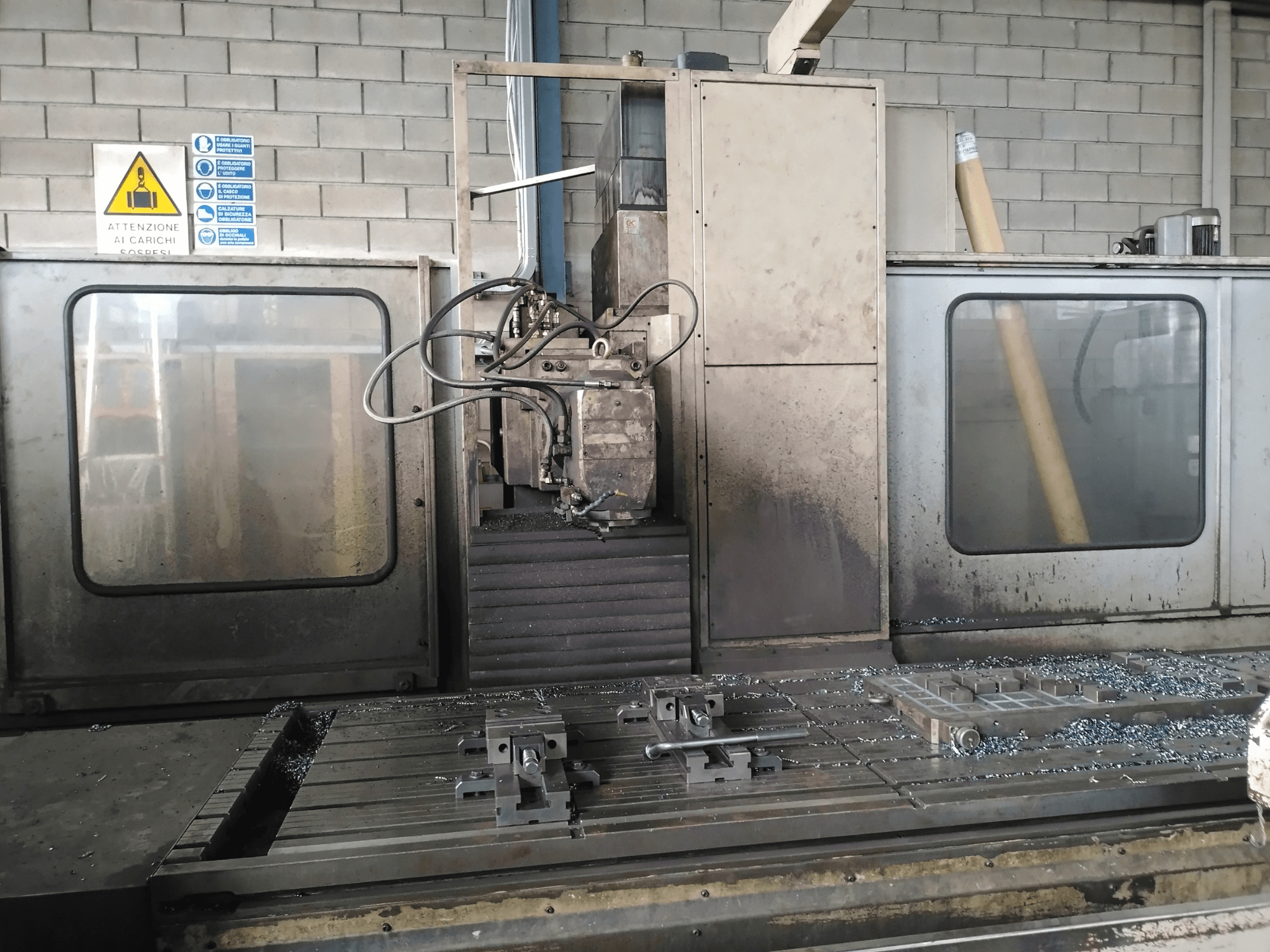 TIGER TFA6 vooditüüpi freespink töökojas, esiplaanil on tööriistad ja metallilaastud laual.