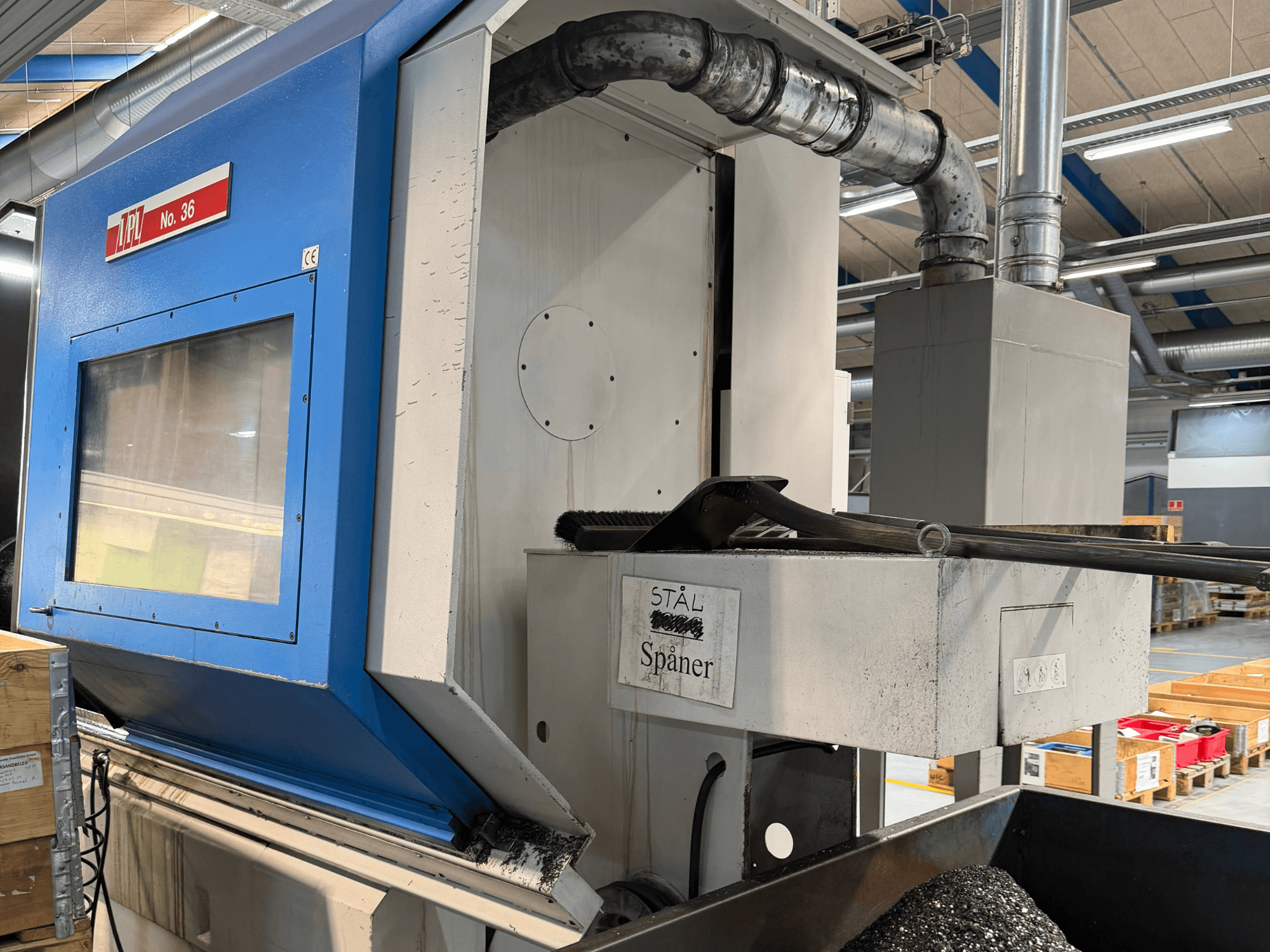 Horisontaalne treipink BOEHRINGER VDF 400 CM, külgvaates on näha juhtpaneel ja materjali kogumise ala.