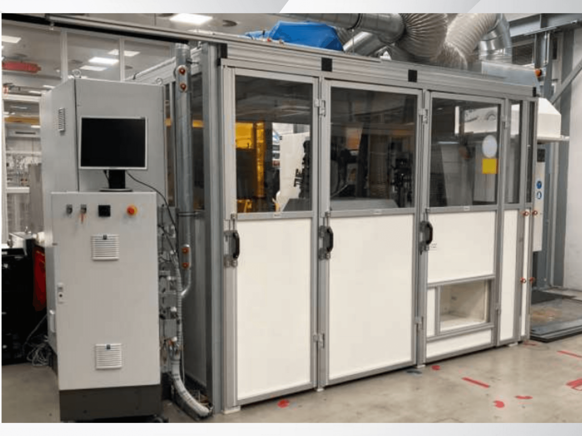 Tööstusmasin juhtpaneeliga, esivaade; klaasuksed, ventilatsioonikanalid ja nähtavad juhtmed.