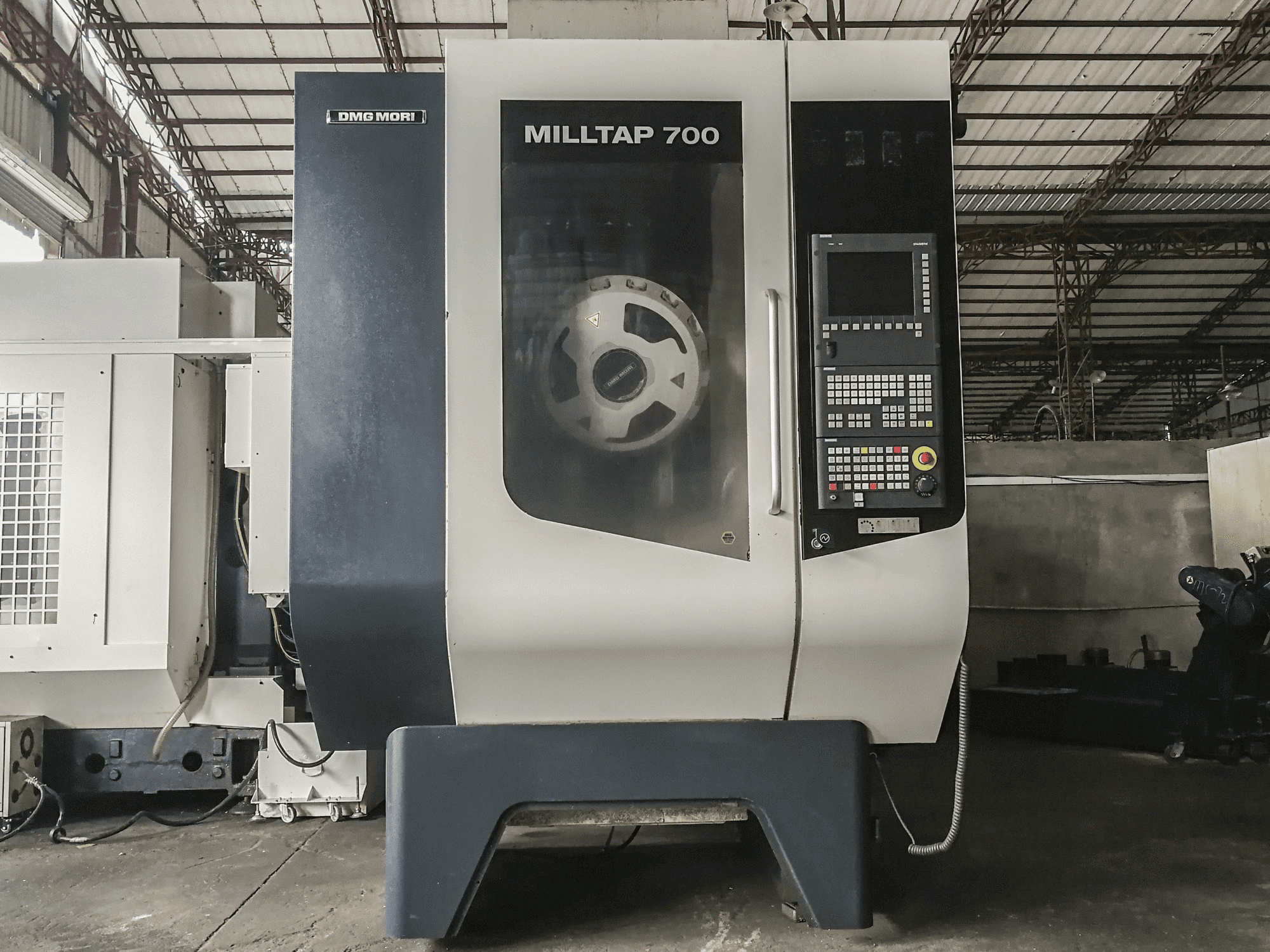 Masina DMG MORI MillTap 700 eestvaade