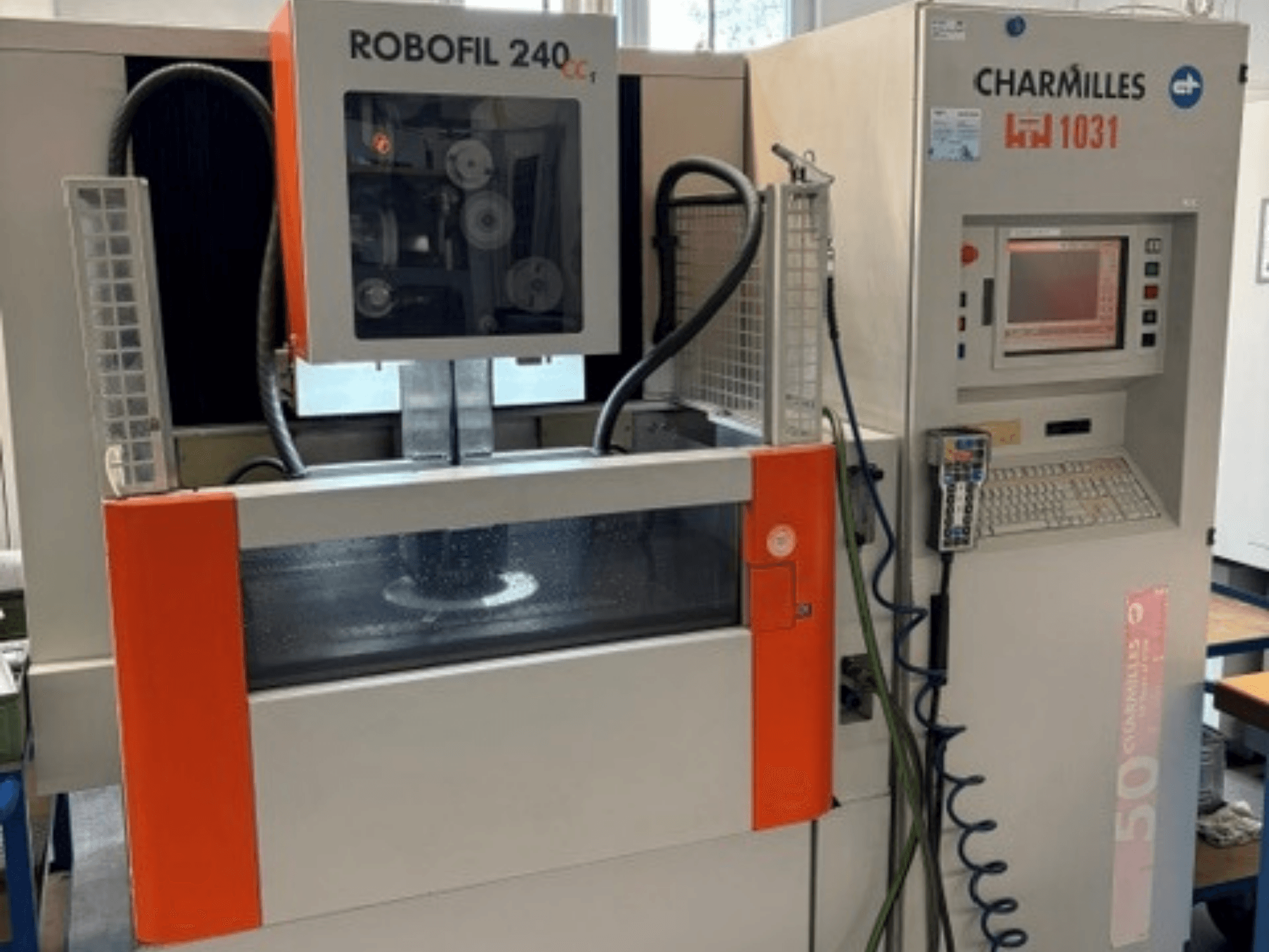 Charmilles Robofil 240 CC traat-EDM-masin, esivaade, millel on näha juhtpaneel ja veemahuti piirkond.