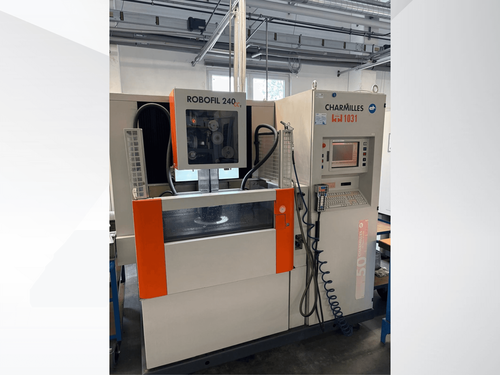 Traat-EDM-masin CHARMILLES Robofil 240 CC, esivaade, millel on näha juhtpaneel ja veepaak, silmatorkavate oranžide detailidega.