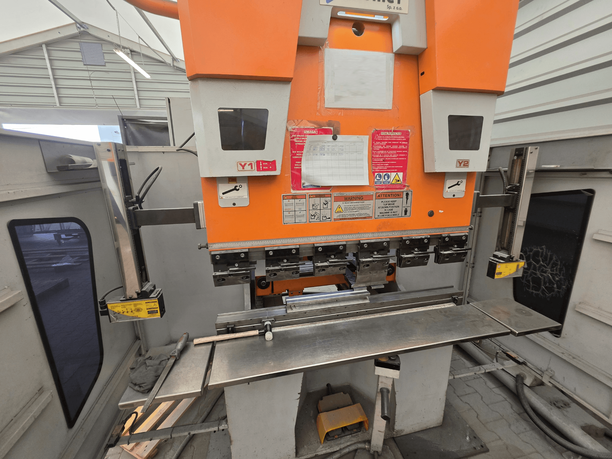ERMAKSAN Speed-Bend Pro 1270x60 painutuspress, vaade eest, millel on näha hüdraulilised juhtimisseadmed, töölaud ja ohutusseadmed.