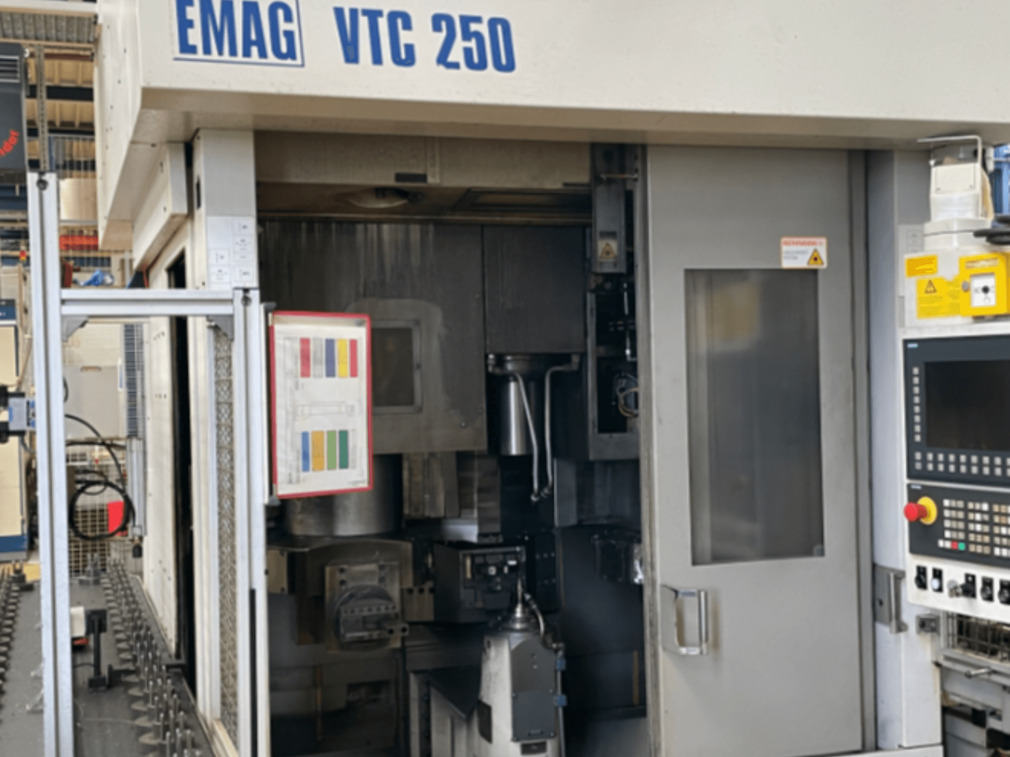 EMAG VTC 250 vertikaalse treipingi esivaade, millel on näha juhtpaneel, kasutajaliides ja avatud juurdepääsuluuk.