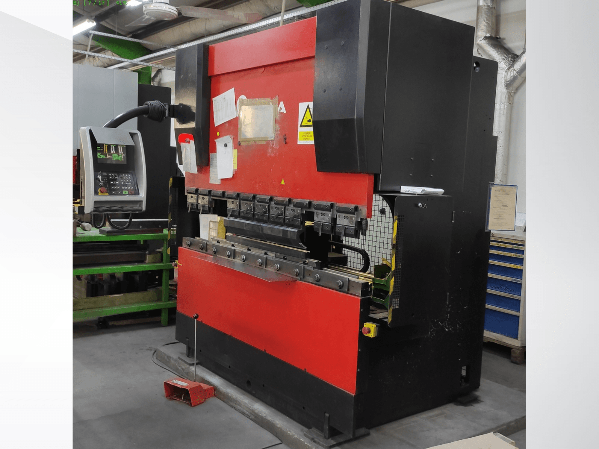 AMADA HFB 5020 presspink punase ja musta värvi, esiplaan, kus on näidatud juhtpaneel, painutusvahendid ja turvaelemendid.