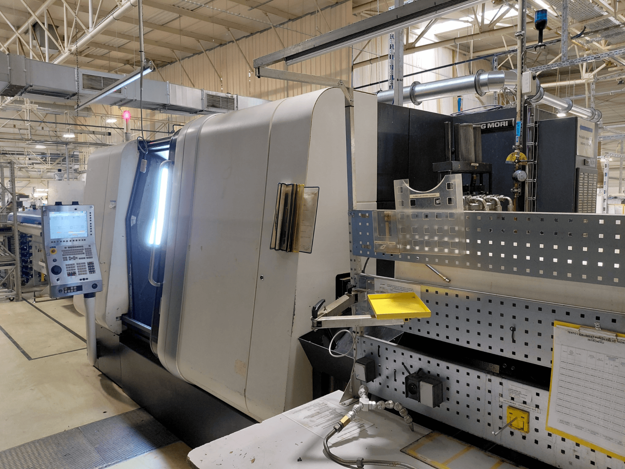 Mitmespindliline treipink DMG MORI Sprint 65 linear, esiplaanil, kus on näidatud juhtpaneel ja masina funktsioonid.