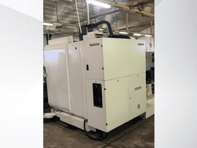 Valge tööstuslik CNC-tööpink ees, millel on juhtpaneel ja ventilatsioon, töökojas.