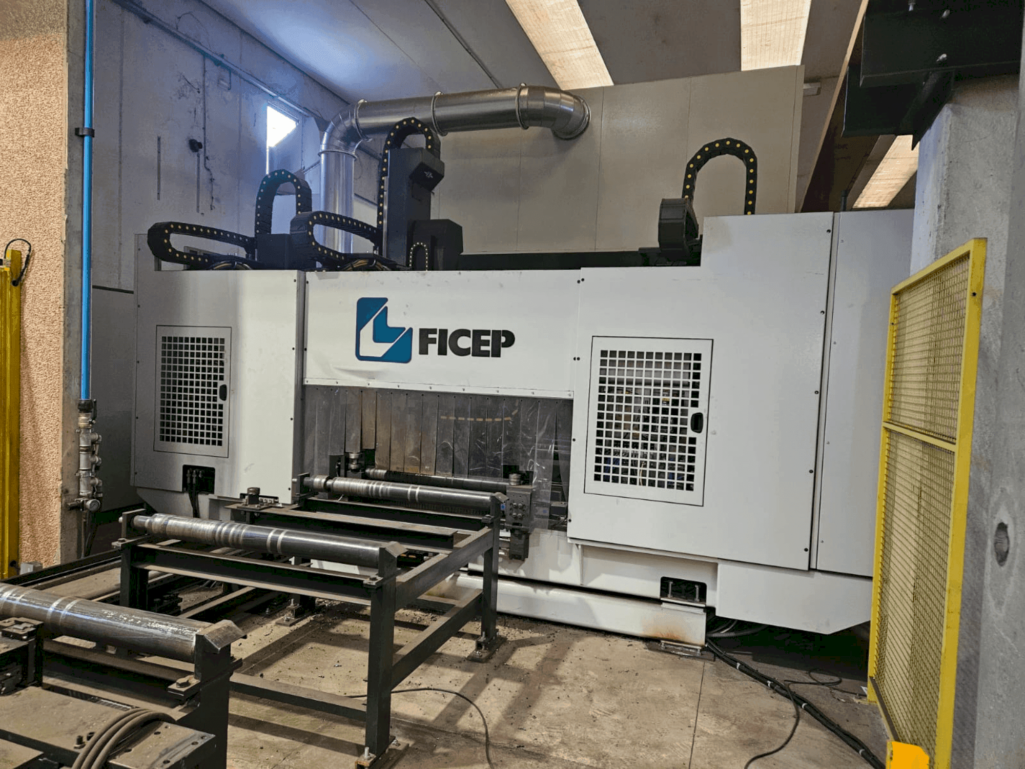 Masina FICEP VALIANT 1004 VLFRC eestvaade