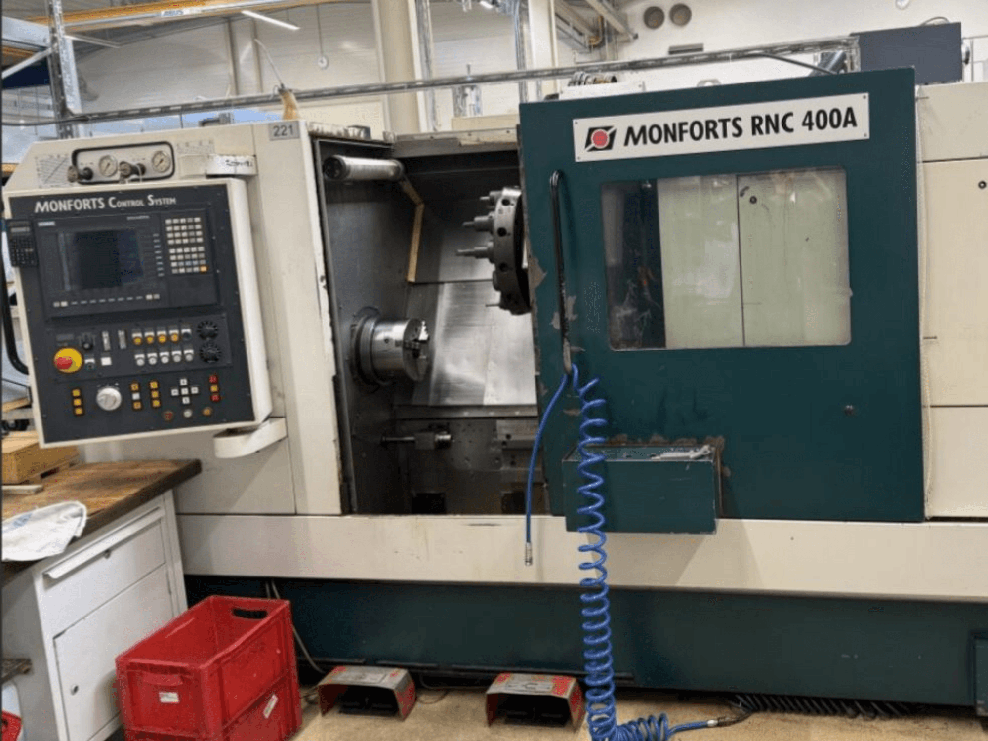 Monforts RNC 400 A horisontaalne treipink, esiplaan, kus on näidatud juhtpaneel ja tööala koos esile tõstetud funktsioonidega.