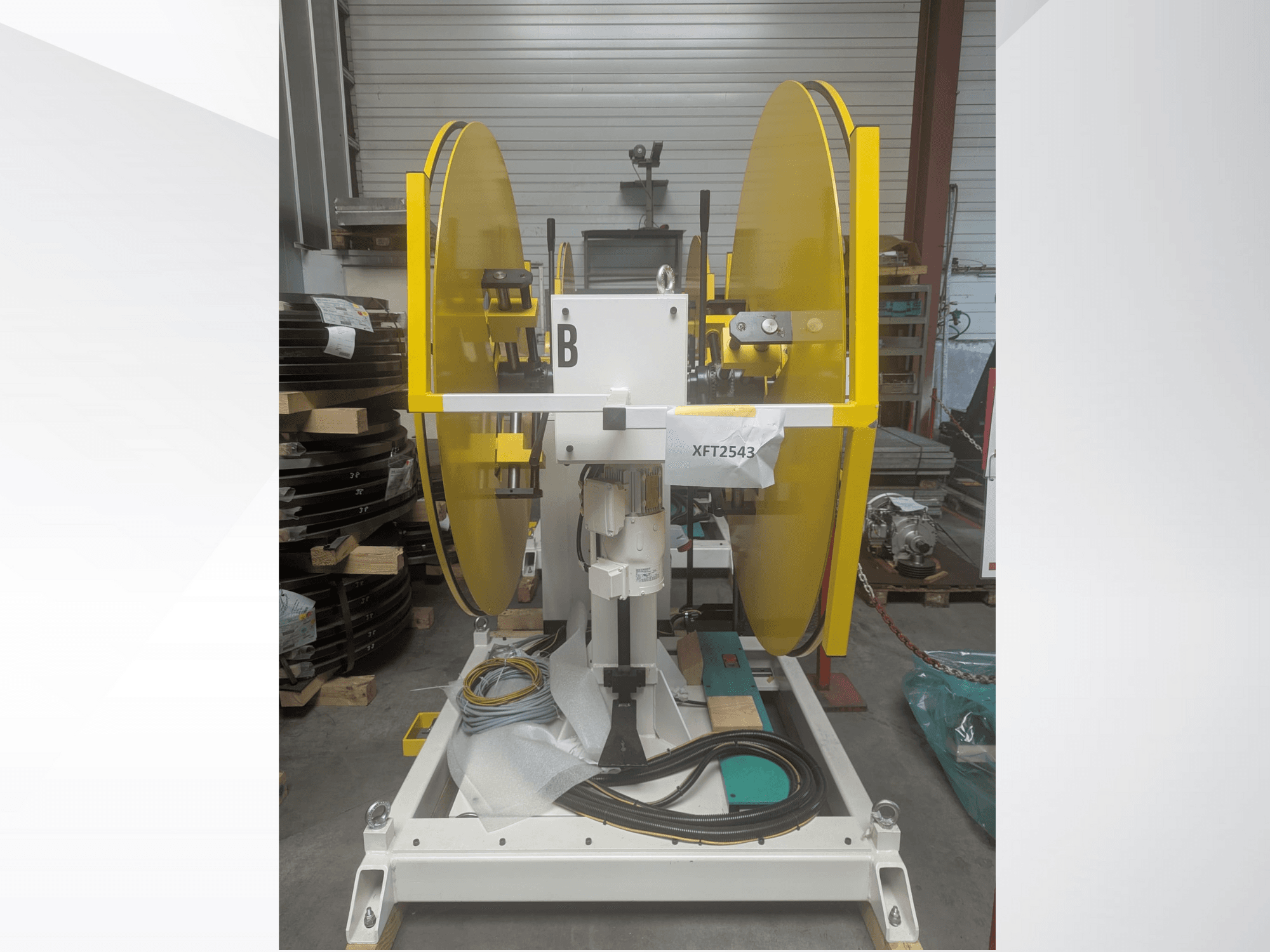 Kollane ketassae, mis on paigaldatud valgele masina alusele, esivaade; mudel XFT2543, koos nähtavate juhtmete ja komponentidega.