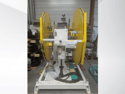 Kollane ketassae, mis on paigaldatud valgele masina alusele, esivaade; mudel XFT2543, koos nähtavate juhtmete ja komponentidega.