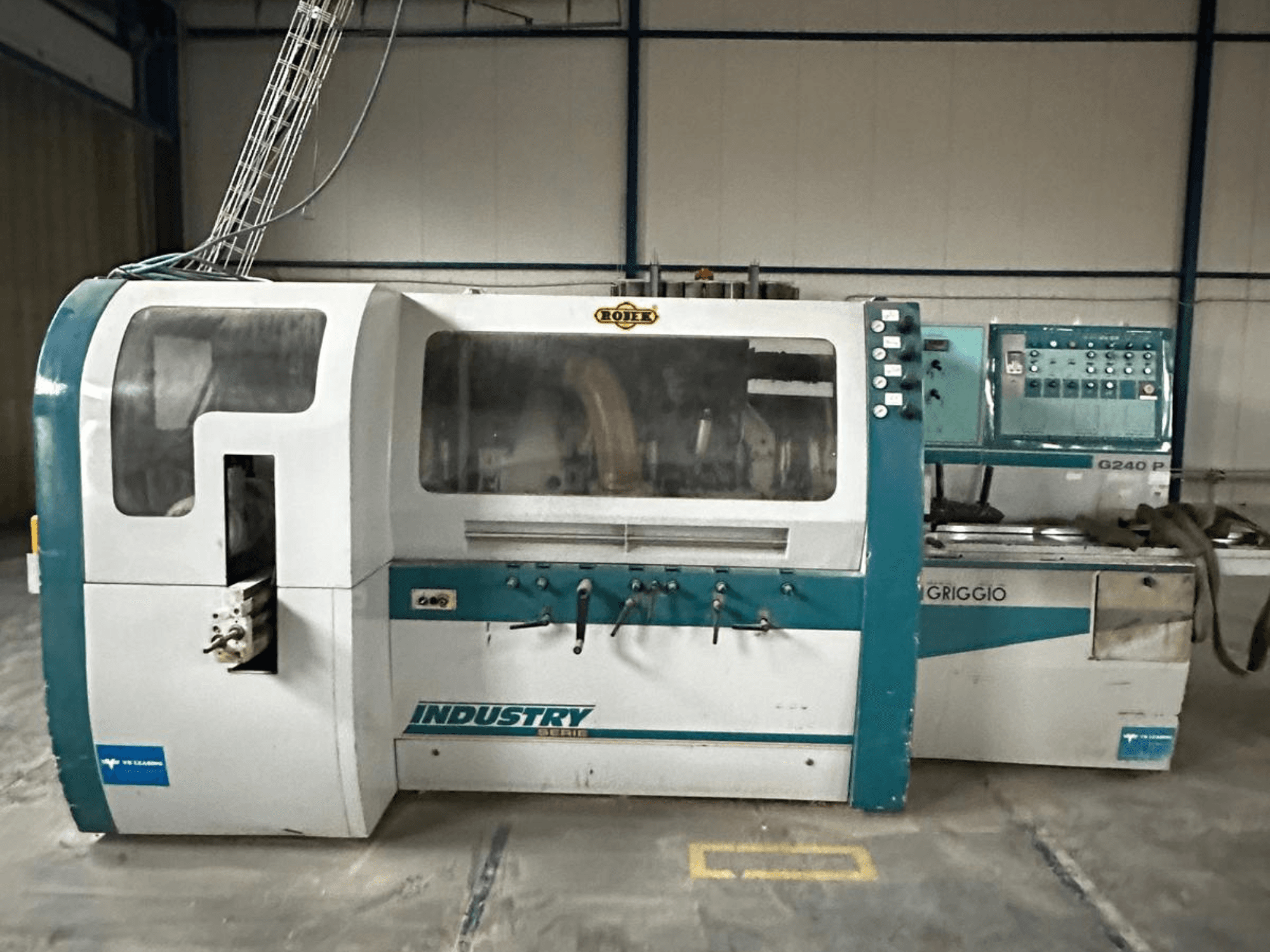 Griggio Industry G240 P masin, esikülg, juhtpaneel ja läbipaistev korpus, mis näitab sisemisi mehhanisme.