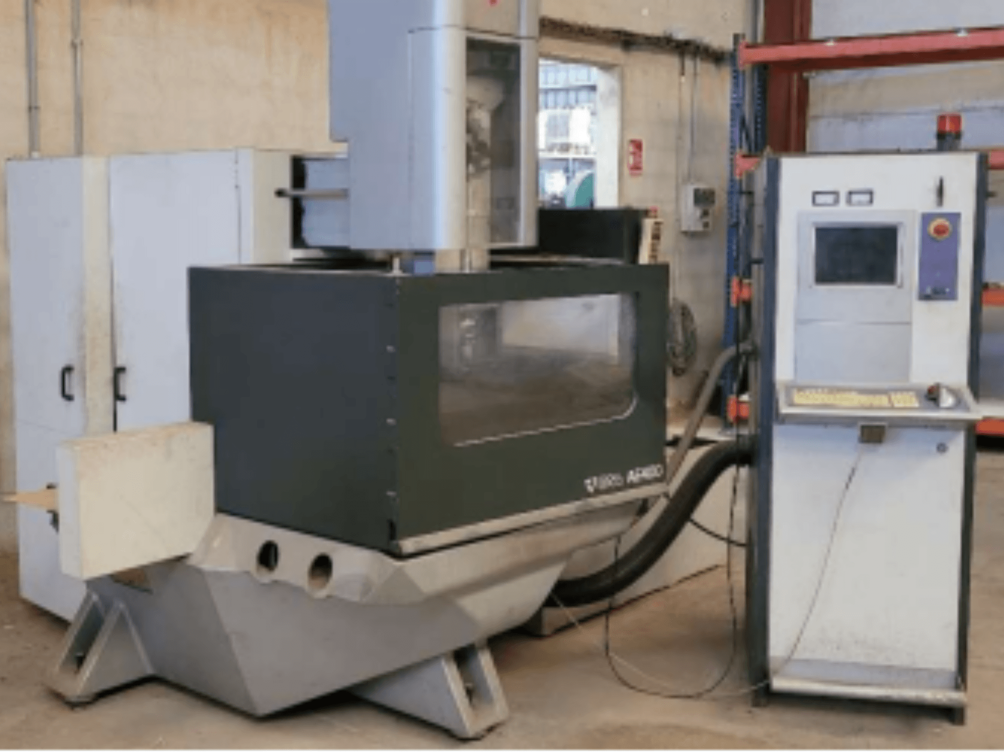 ONA AE 400 traadikeermismasin töökojas, millel on paremal asuv juhtpaneel ja suur lõikepind.