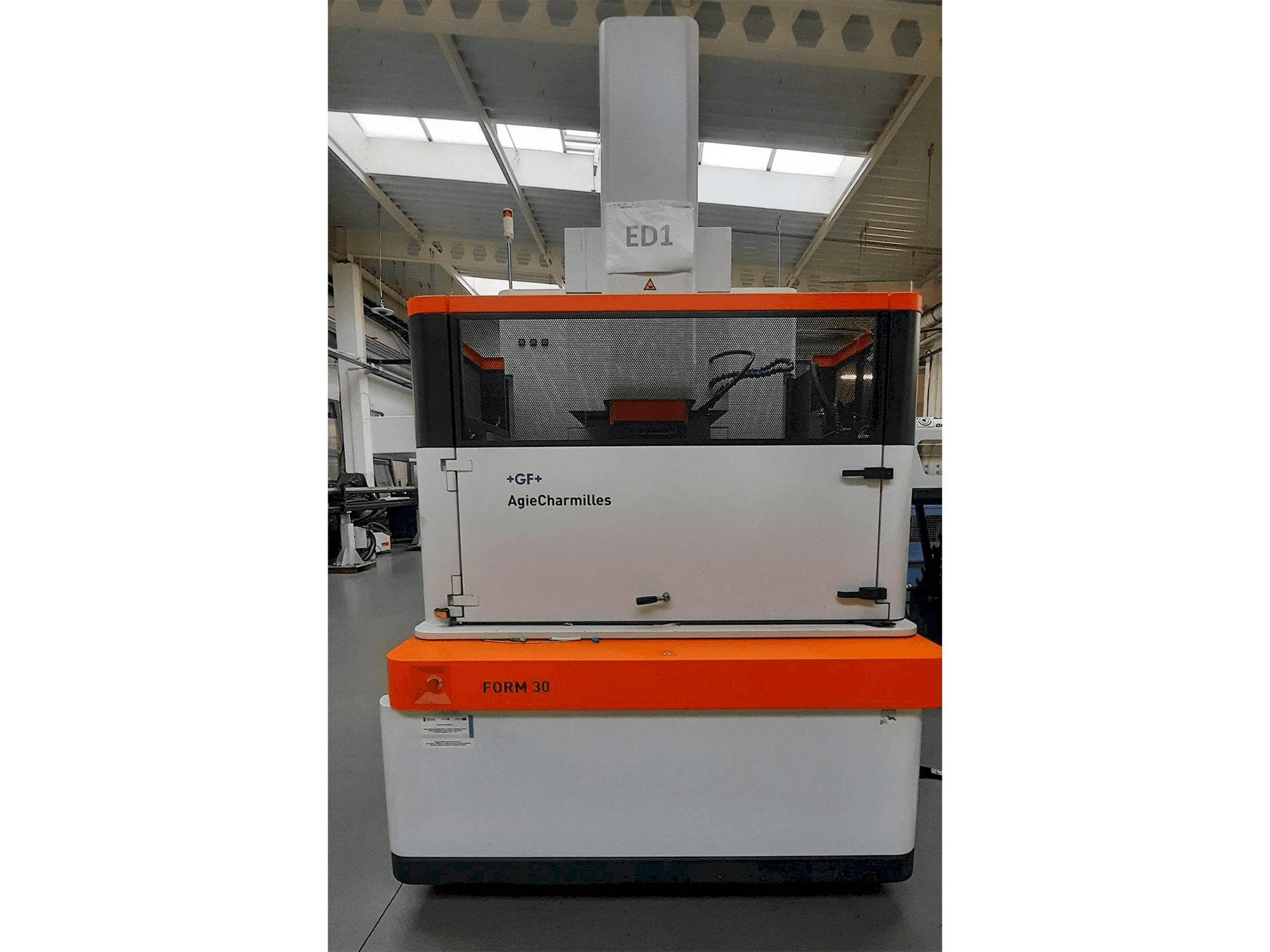 Masina AgieCharmilles FORM 30 eestvaade