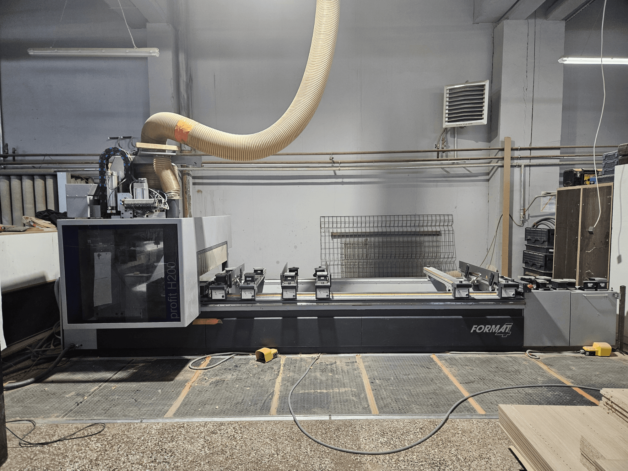 FORMAT profit H200 CNC-tööpink töökojas, külgvaade, kus on näha tööpind ja tolmuimejasüsteem.