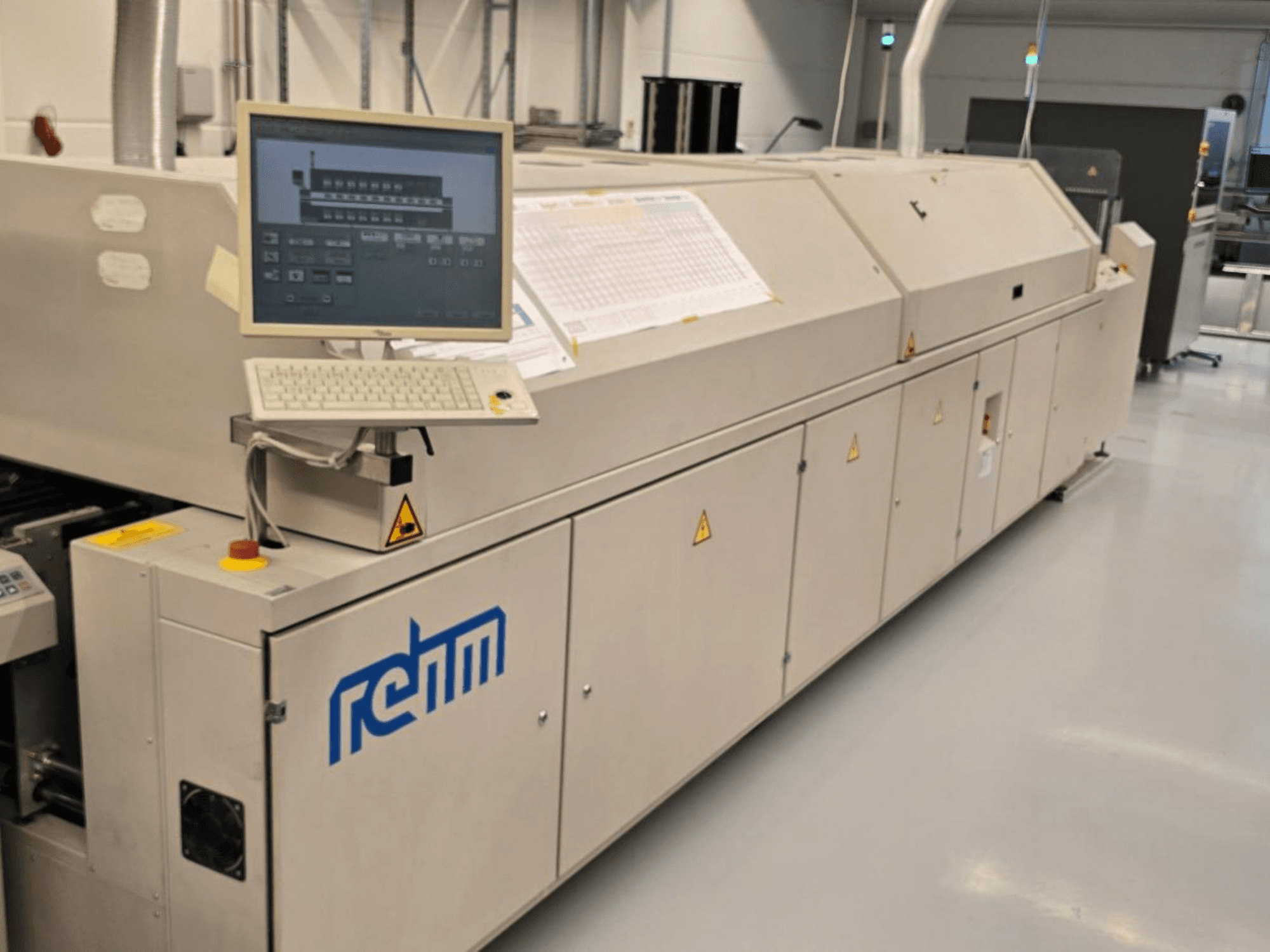 REHM VXS nitro 2450 automaatikaseade, vaade eest; komplektis on monitor, klaviatuur ja juhtpaneel seadme juhtimiseks.