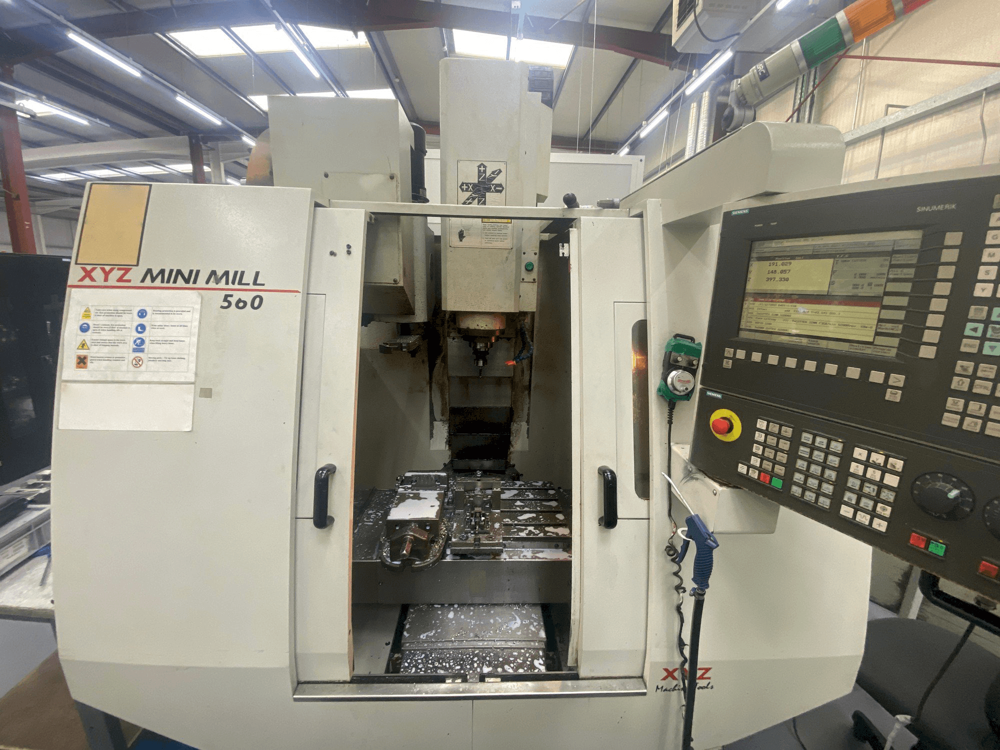 Masina XYZ Mini Mill 560 eestvaade