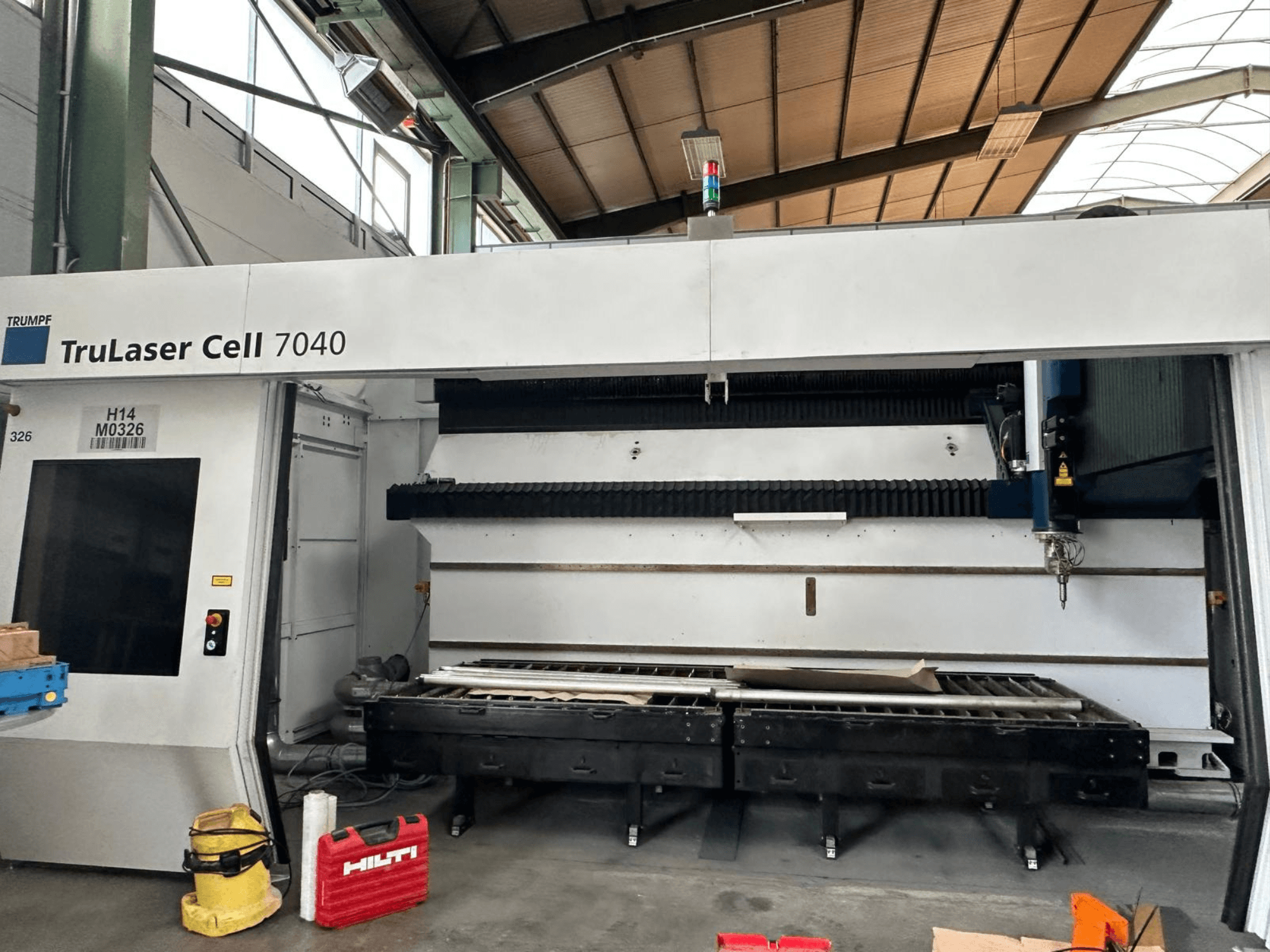 TRUMPF TruLaser Cell 7040 CO₂-laserlõikepink eestvaates, millel on näha juhtpaneel ja lõikepind.