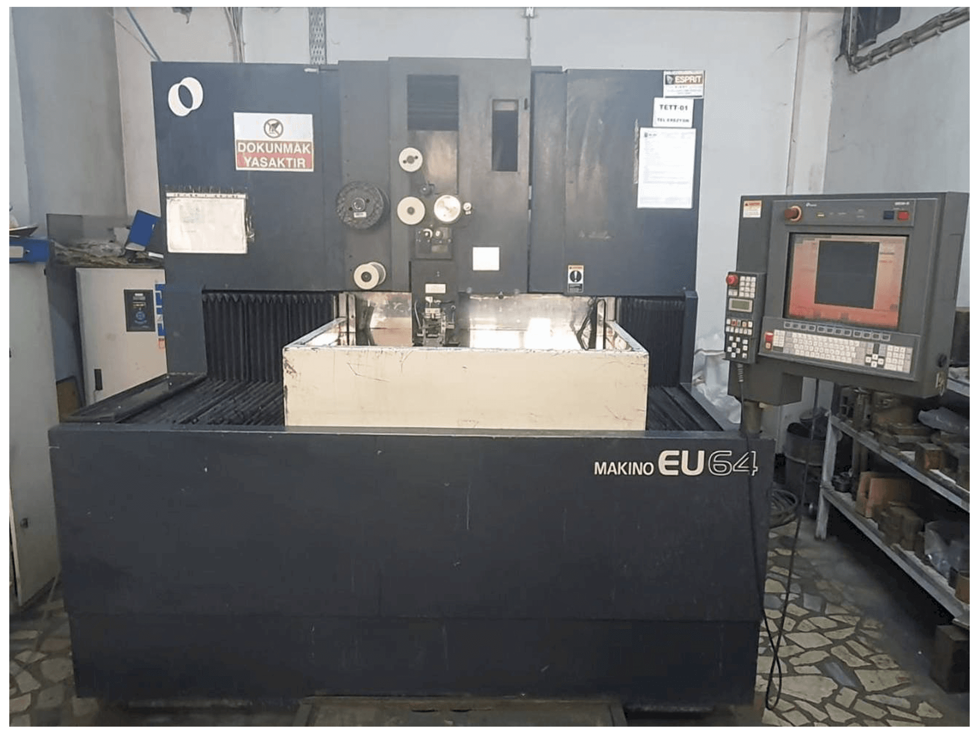 Masina Makino EU64 eestvaade