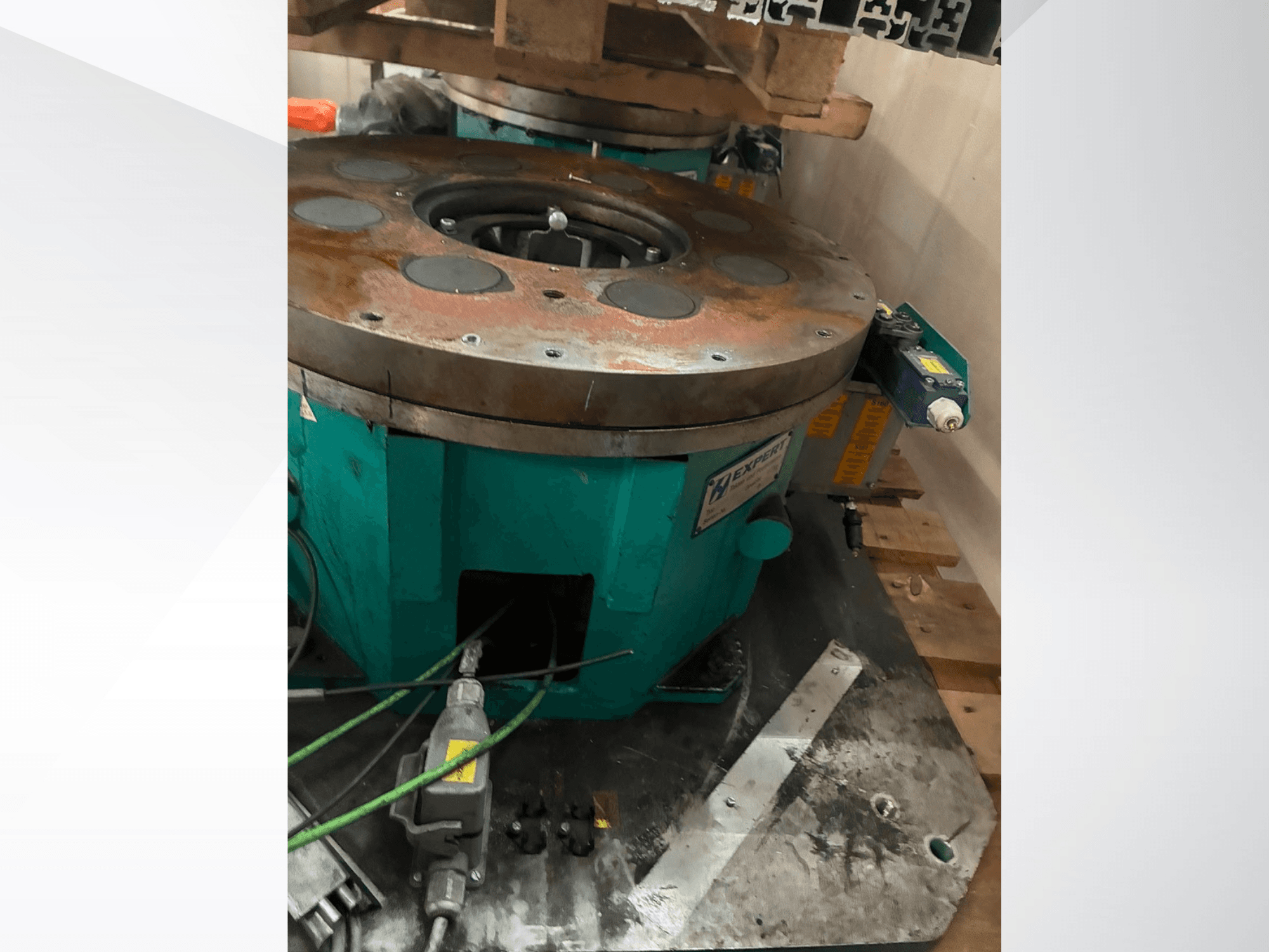 EXPERT EDX810/0250/8 automaatikaseade külgvaates, millel on metallalust, juhtimismehhanismid ja pinnal kulumisjäljed.