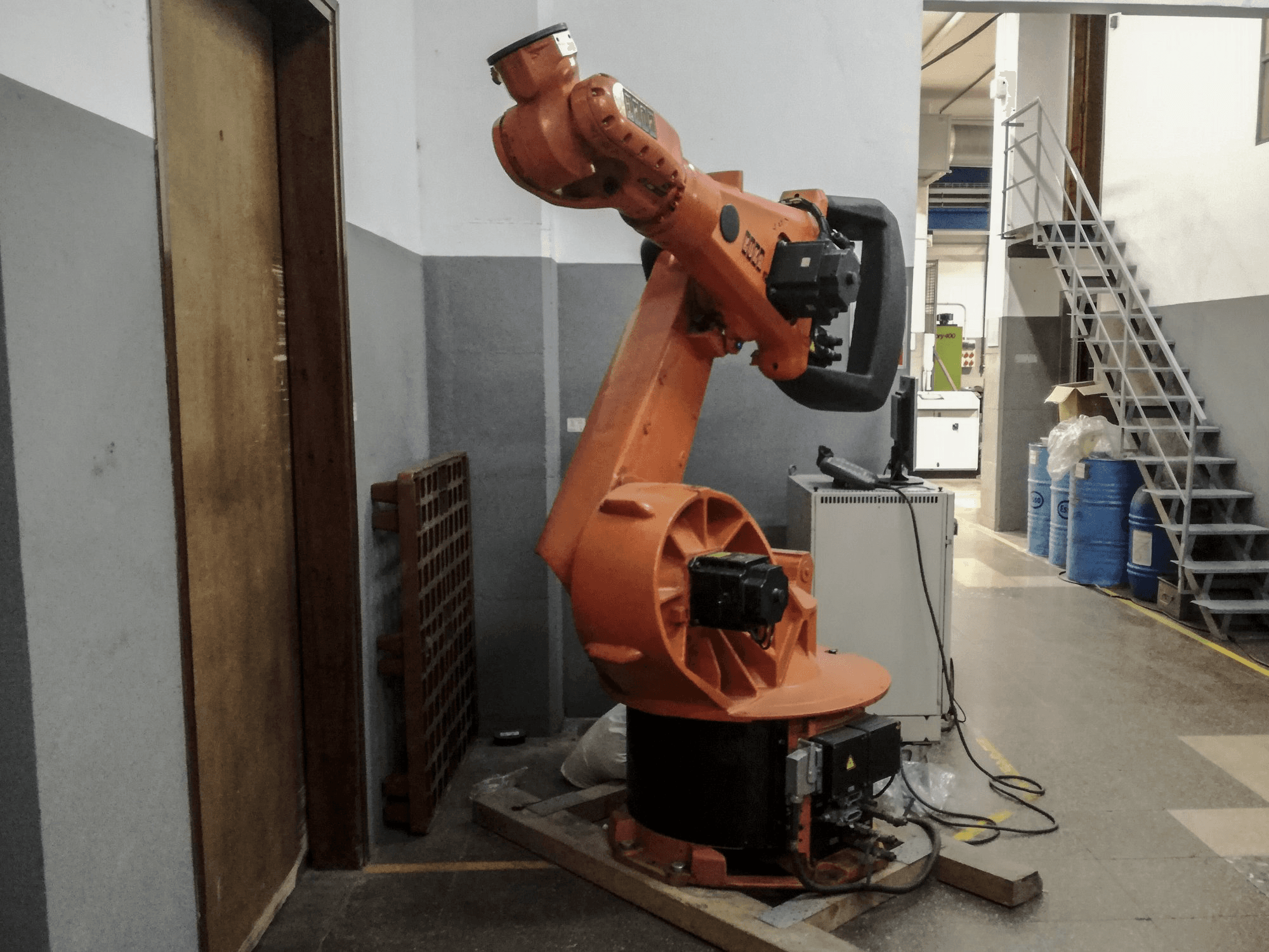 Masinavaade KUKA KR 150-2 (VKR C1) vasakult
