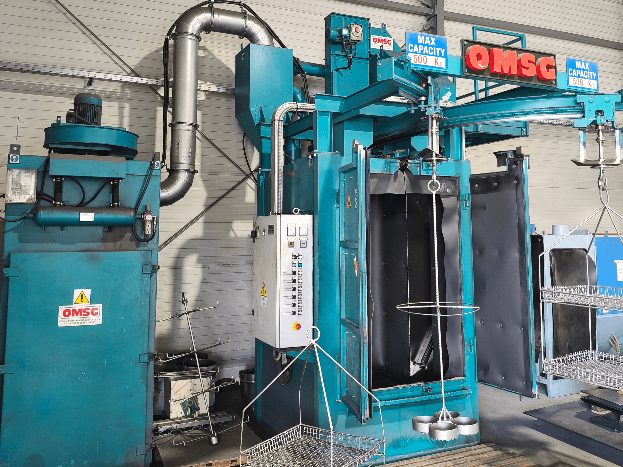 OMSG tööstuslik puhastusmasin maksimaalse mahutavusega 500 kg, millel on juhtpaneel ja avatud kamber detailide puhastamiseks.