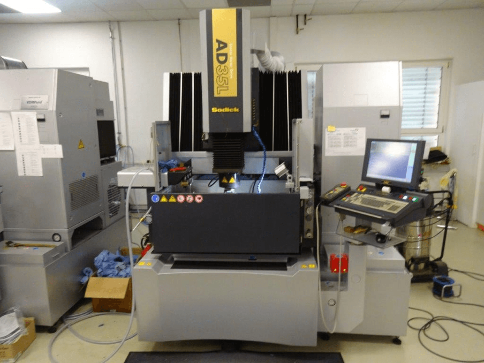 Sodick AD35L elektripuhastusmasin, esiplaan, kus on näha juhtpaneel, jahutussüsteem ja tööala.