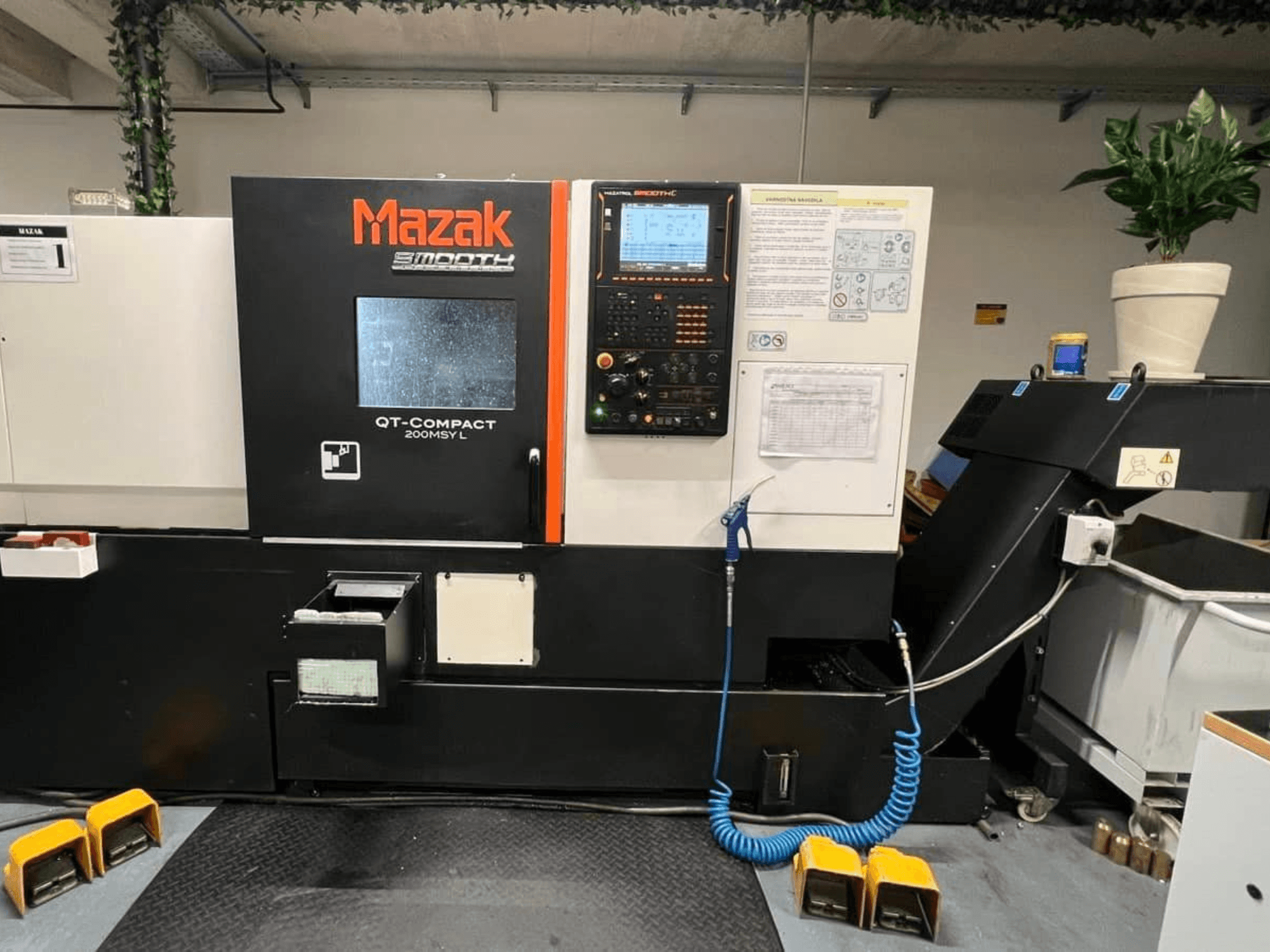 Mazak QUICK TURN COMPACT 200 MSY L horisontaalne treipink, vaade eest, millel on juhtpaneel ja tööriistade hoiuruum.