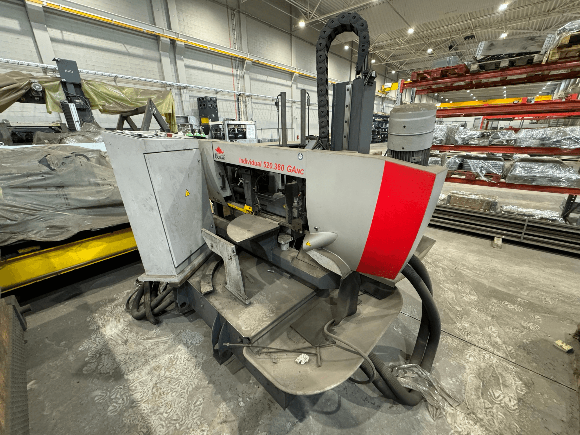 Böhler Individual 520.360 GANC CNC-tööpingi töökojas, vaadatuna eestpoolt, kus on näha juhtimisseadmed ja mootor.