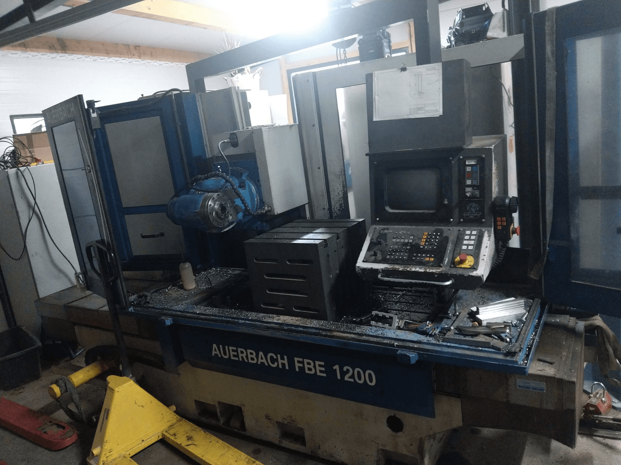 Auerbach FBE 1200 metallipuurpingi esivaade, kus on näidatud juhtpaneel, mootor ja metallilaastud tööpinnal.