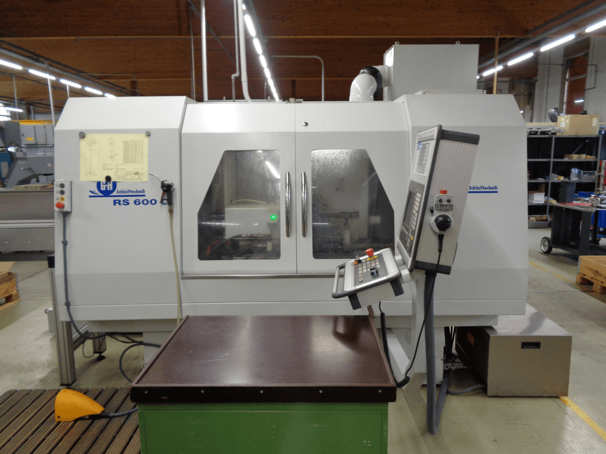 Silindriline lihvimismasin GEIBEL & HOTZ RS 600 C, esiplaanil on juhtpaneel ja töölaud tehases.