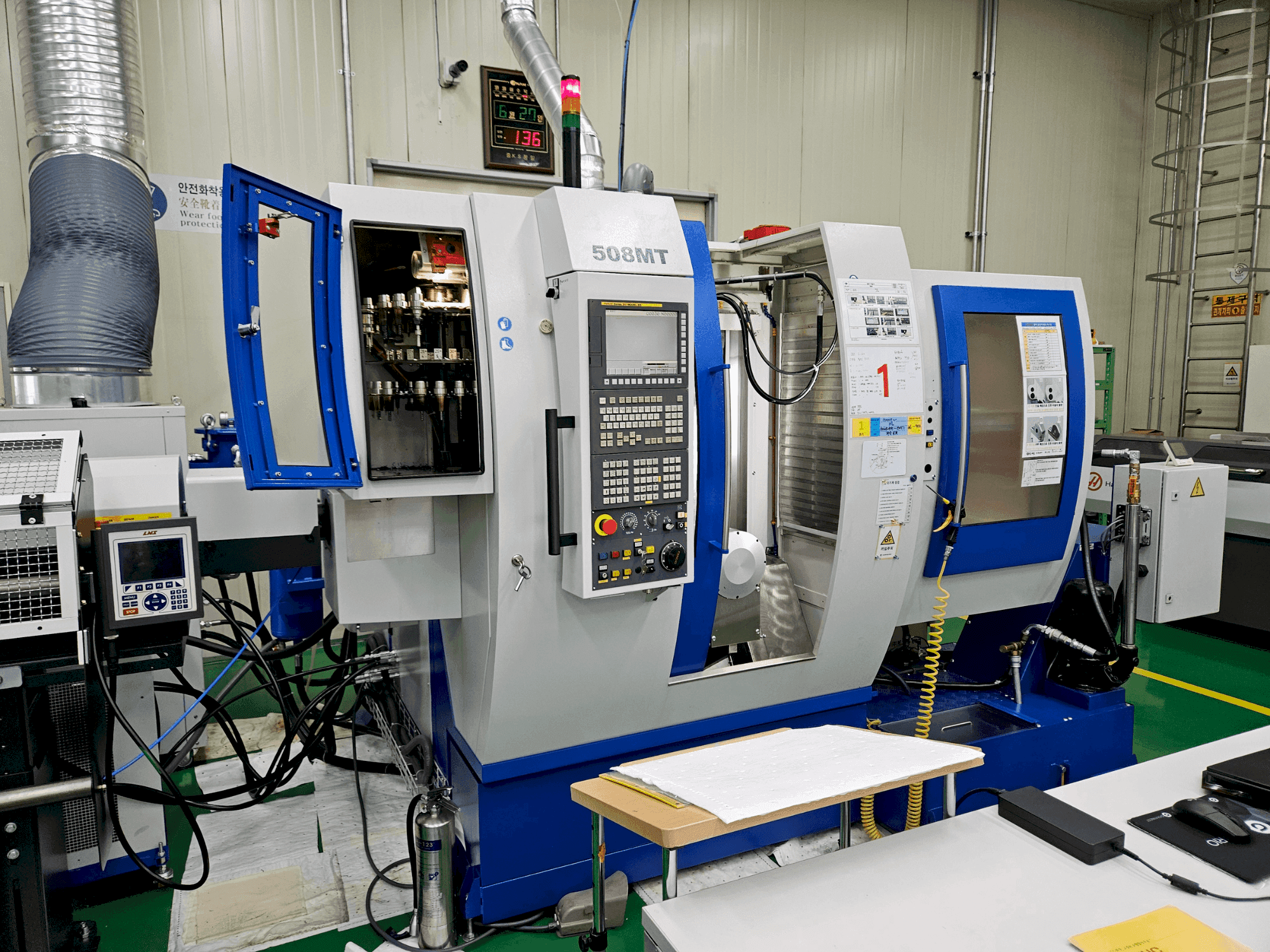 Masina WILLEMIN-MACODEL 508MT eestvaade