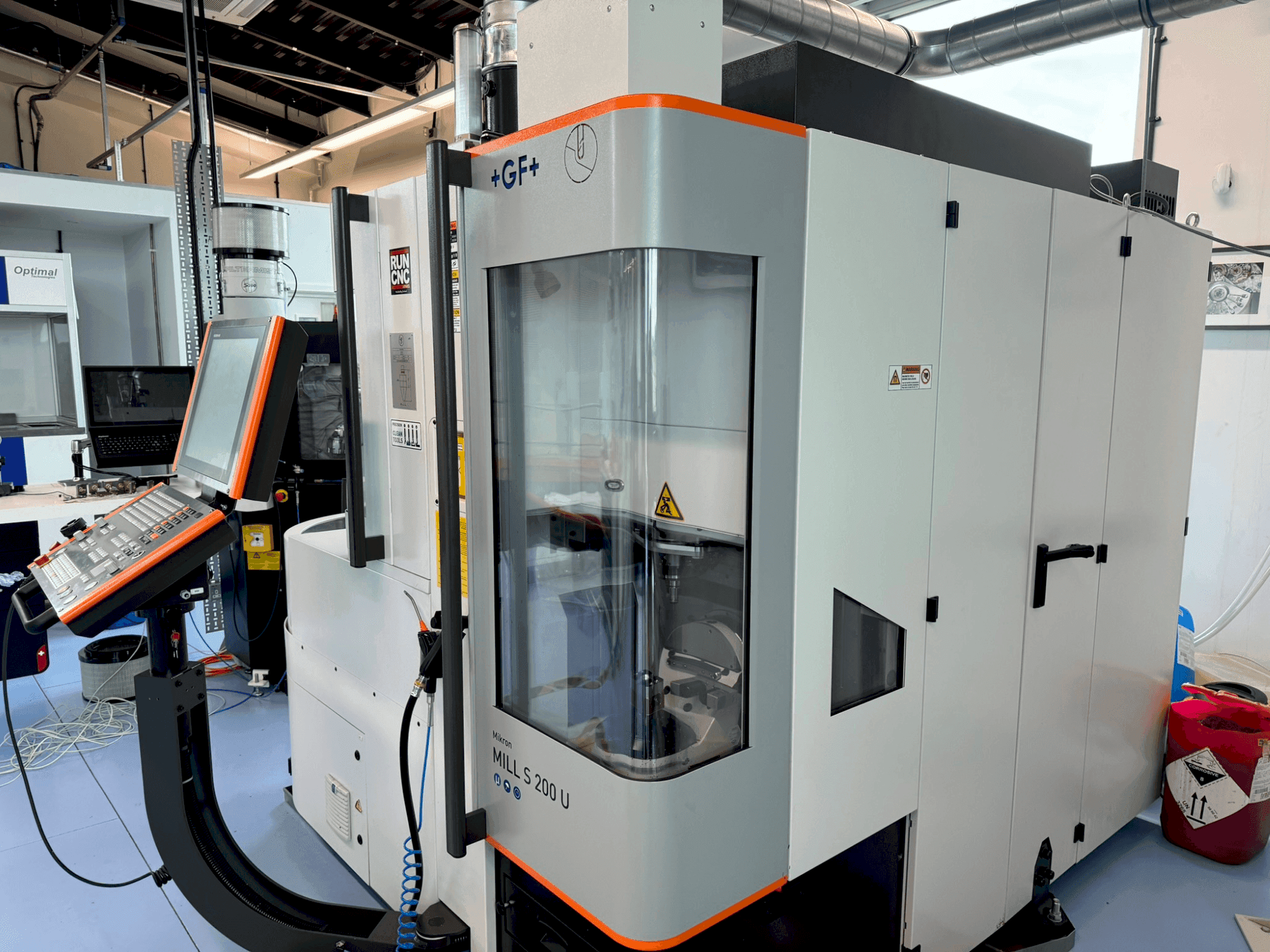 Masina +GF+ Mikron Mill S 200U eestvaade