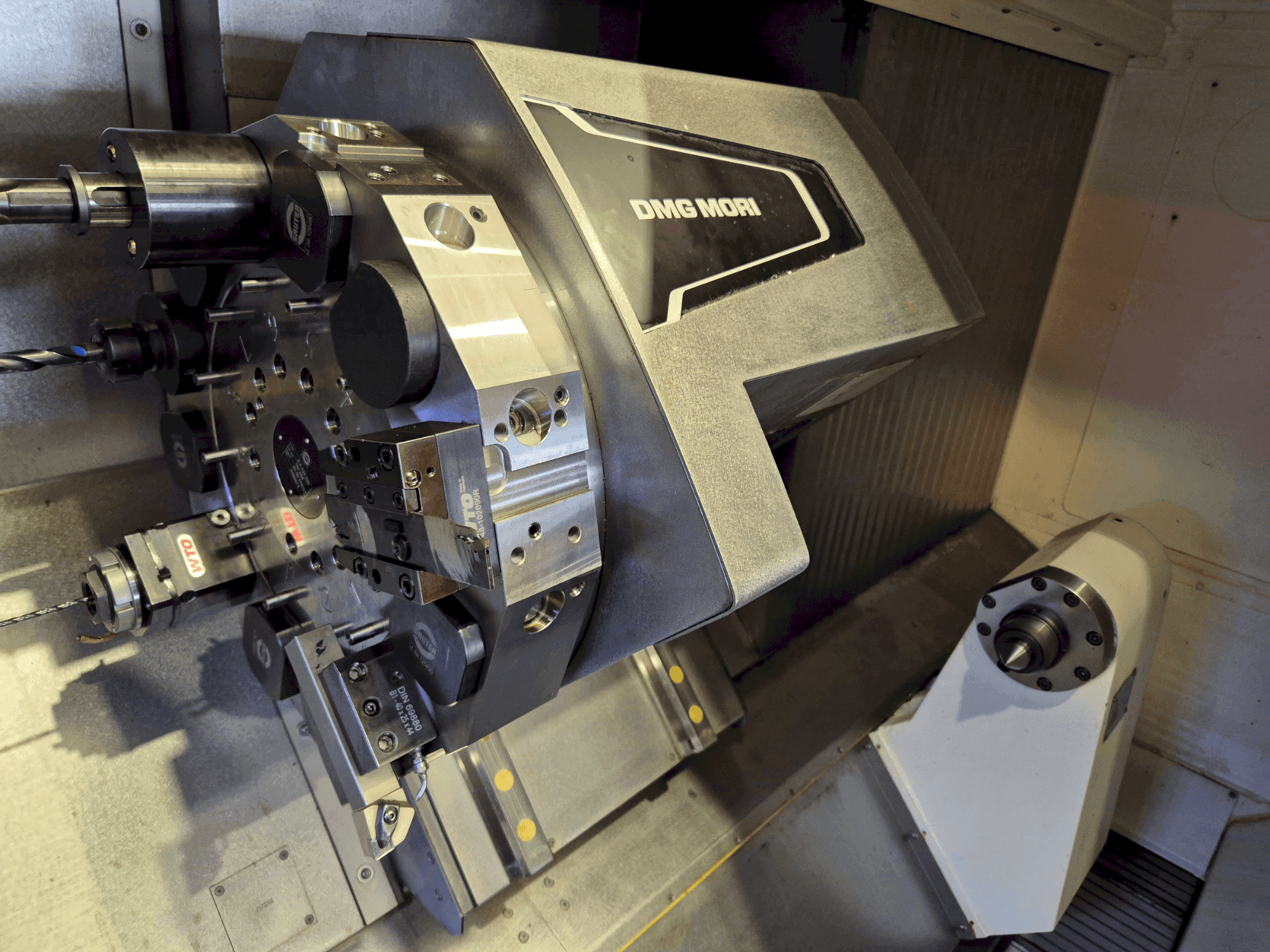 Masina DMG MORI CLX 550 V4 eestvaade