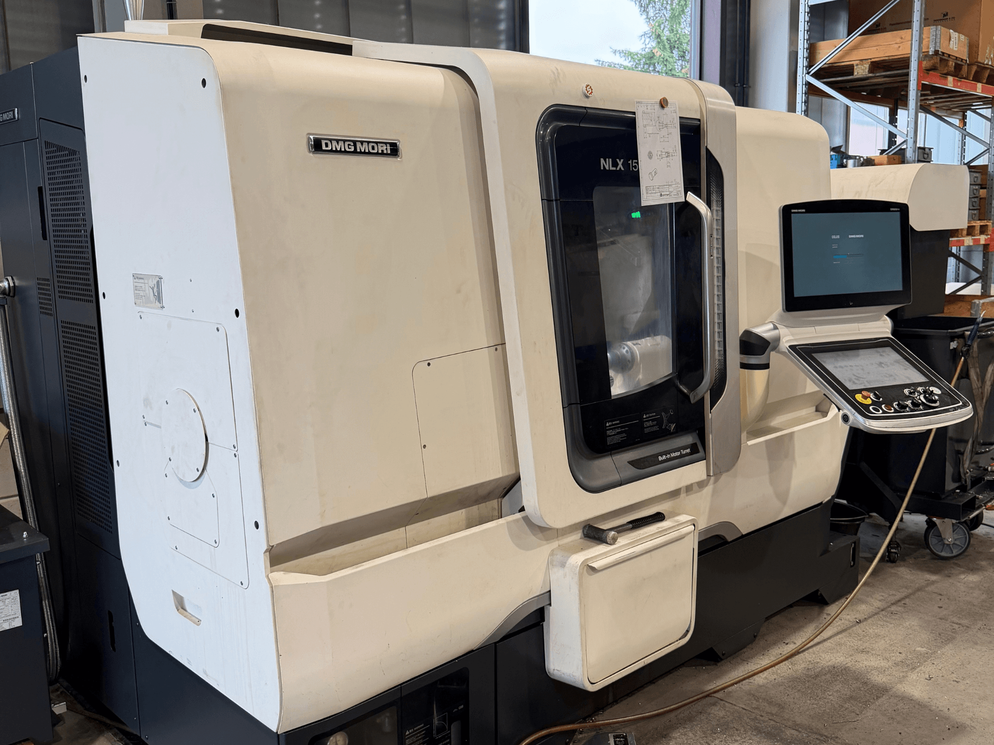 DMG MORI NLX1500MC/500 horisontaalse treipingi esivaade, millel on läbipaistva katte kaudu näha juhtpaneel ja spindli piirkond.