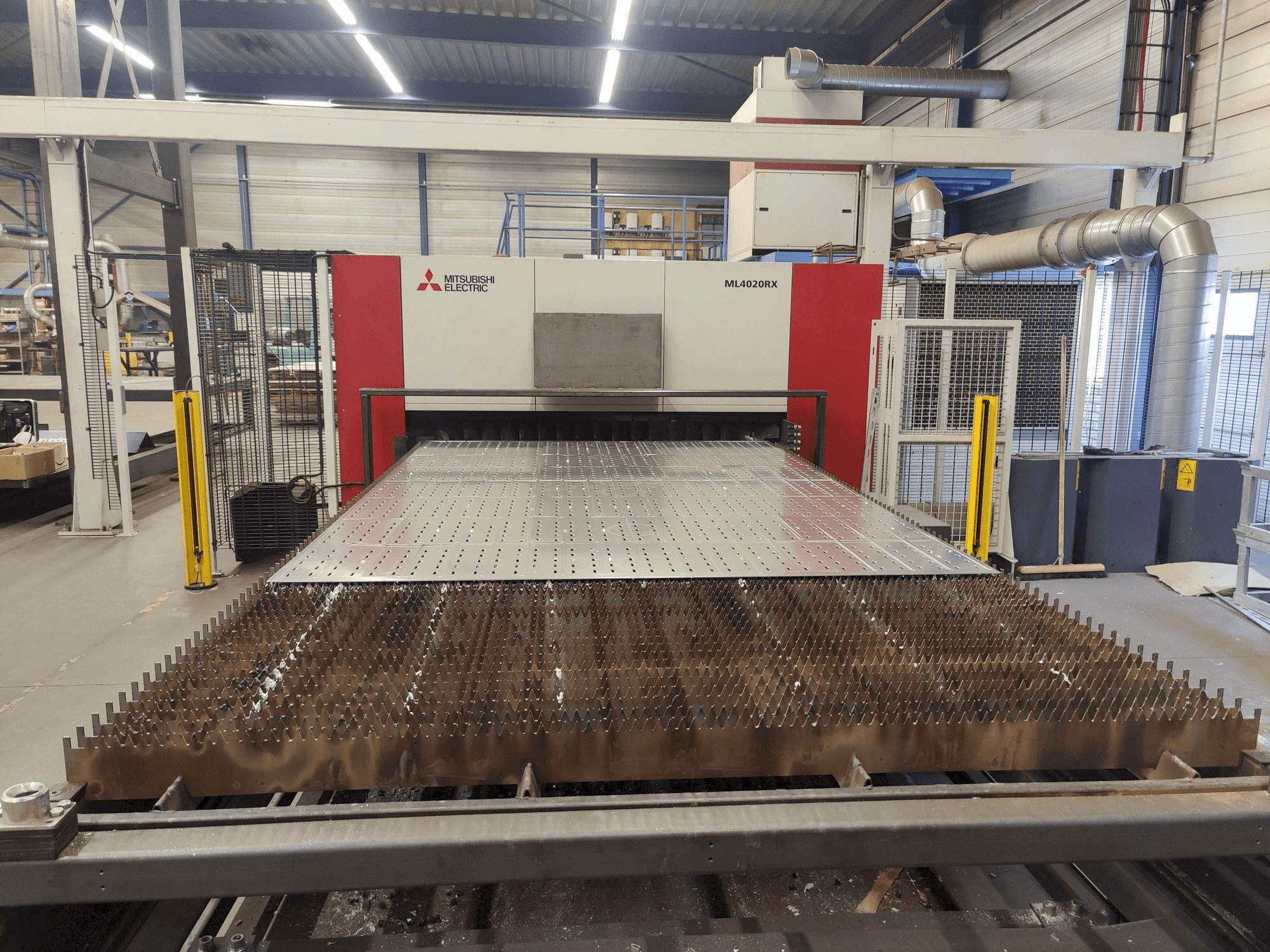 Masina Mitsubishi ML4020RX-F60 6,0kW CO2 eestvaade