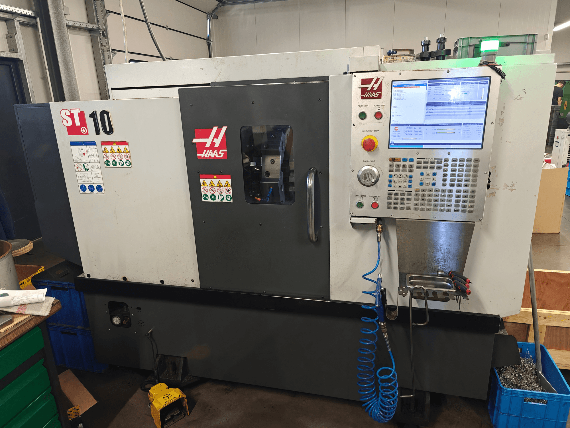 Haas ST-10 horisontaalne treipink, vaade eest, millel on näha juhtpaneel, ohutusmärgised ja masina konstruktsioon.