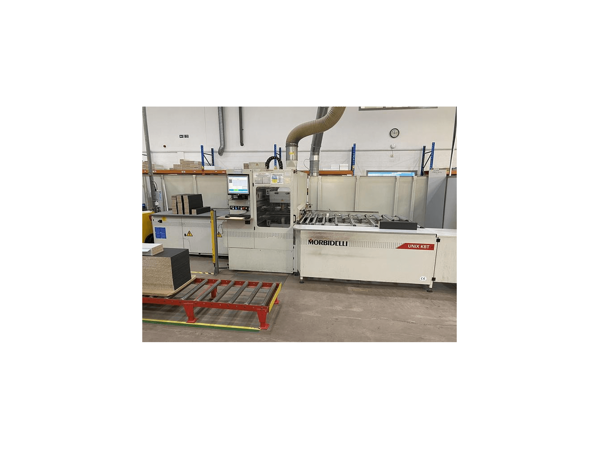MORbidelli Unix KBT plaadisaag, esivaade, juhtpaneel nähtav ja laudade virnastamine kõrvaloleval kärul.