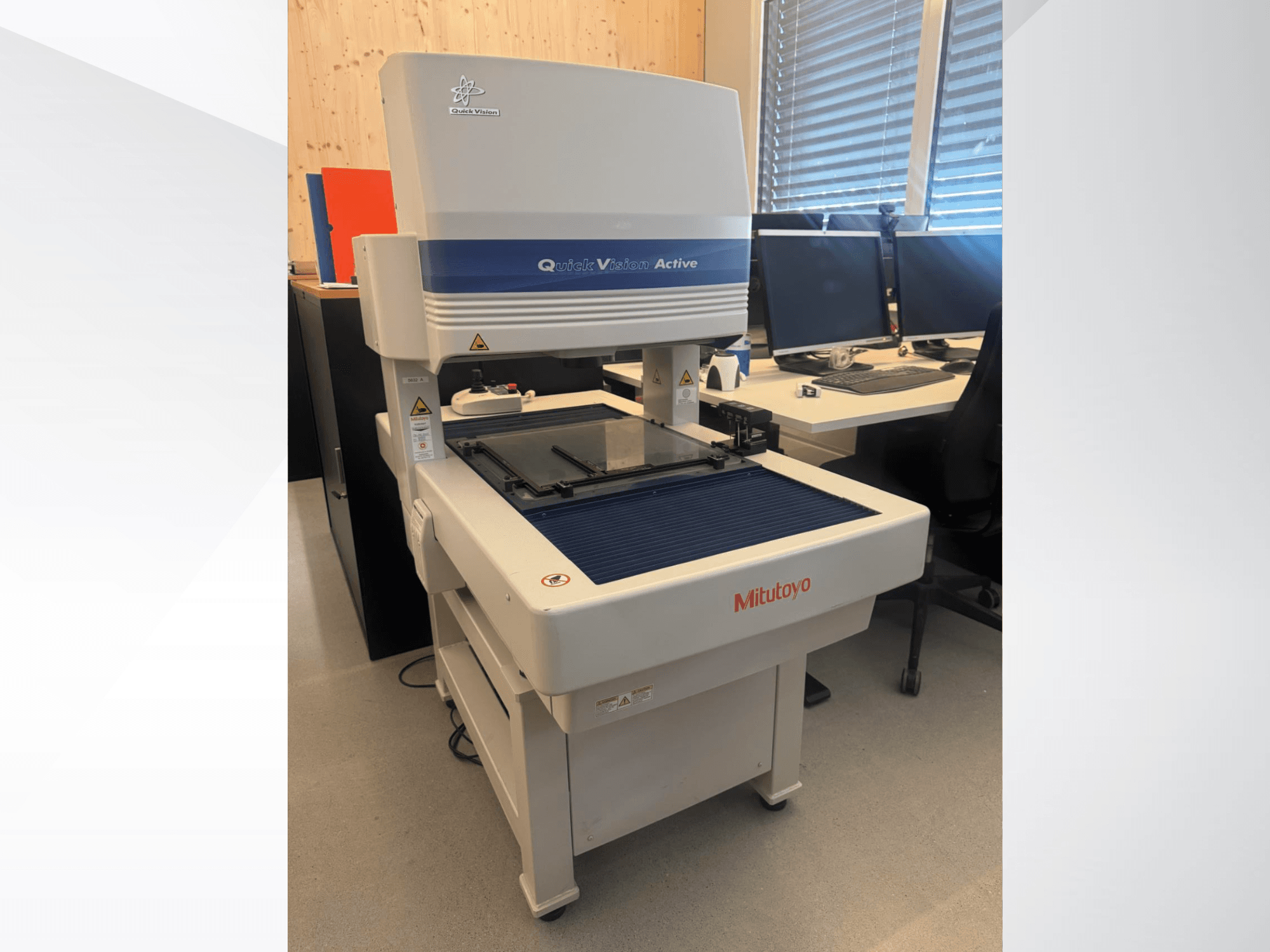 Mitutoyo QV-L404Z1L-D CMM esiplaanil, millel on klaasist mõõtmislaud ja nähtav juhtpaneel koos nuppudega.