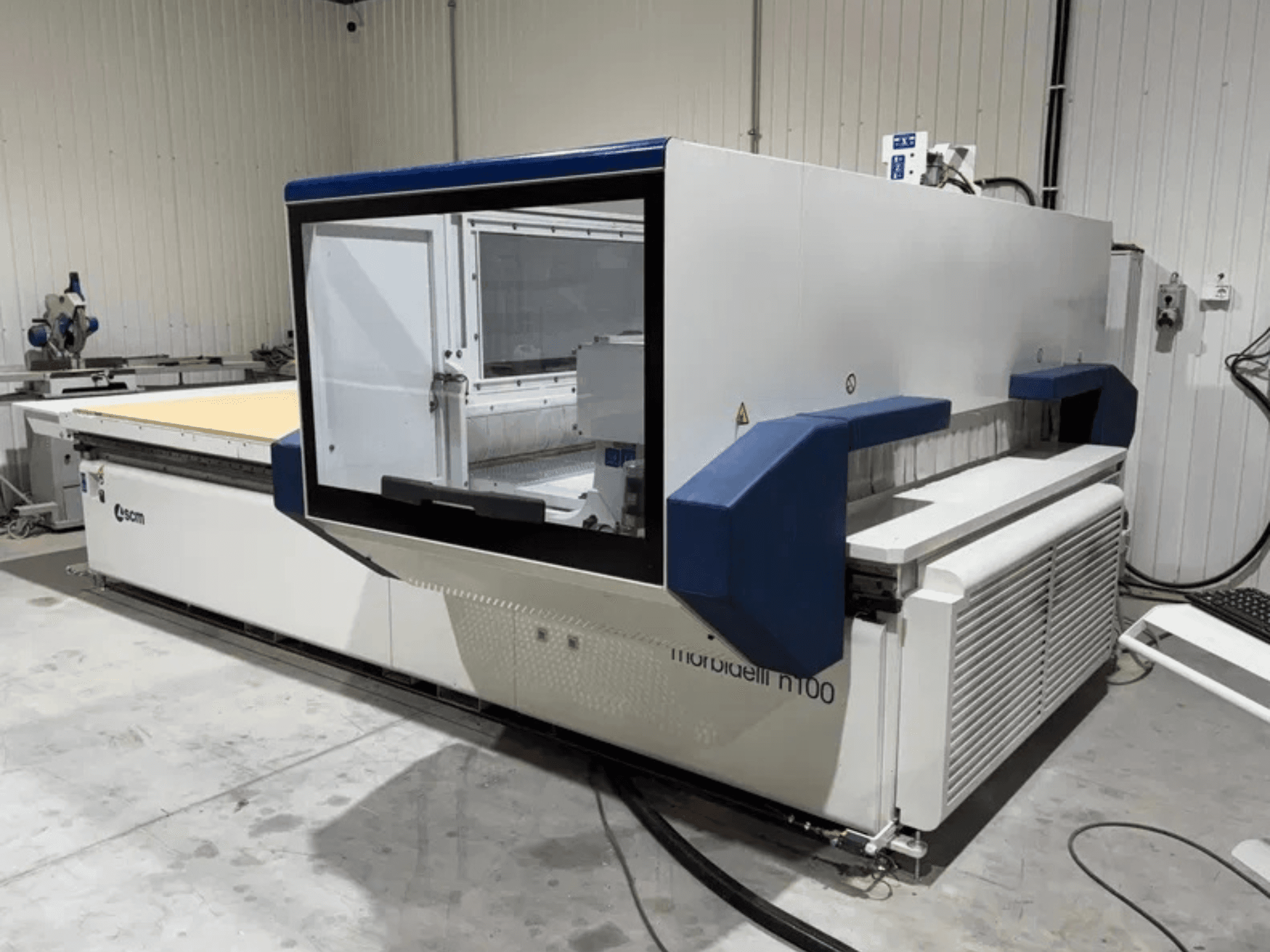 SCM Morbidelli N100 CNC-töötlemiskeskus, esivaade, millel on näha selle suur tööala ja juhtpaneel.