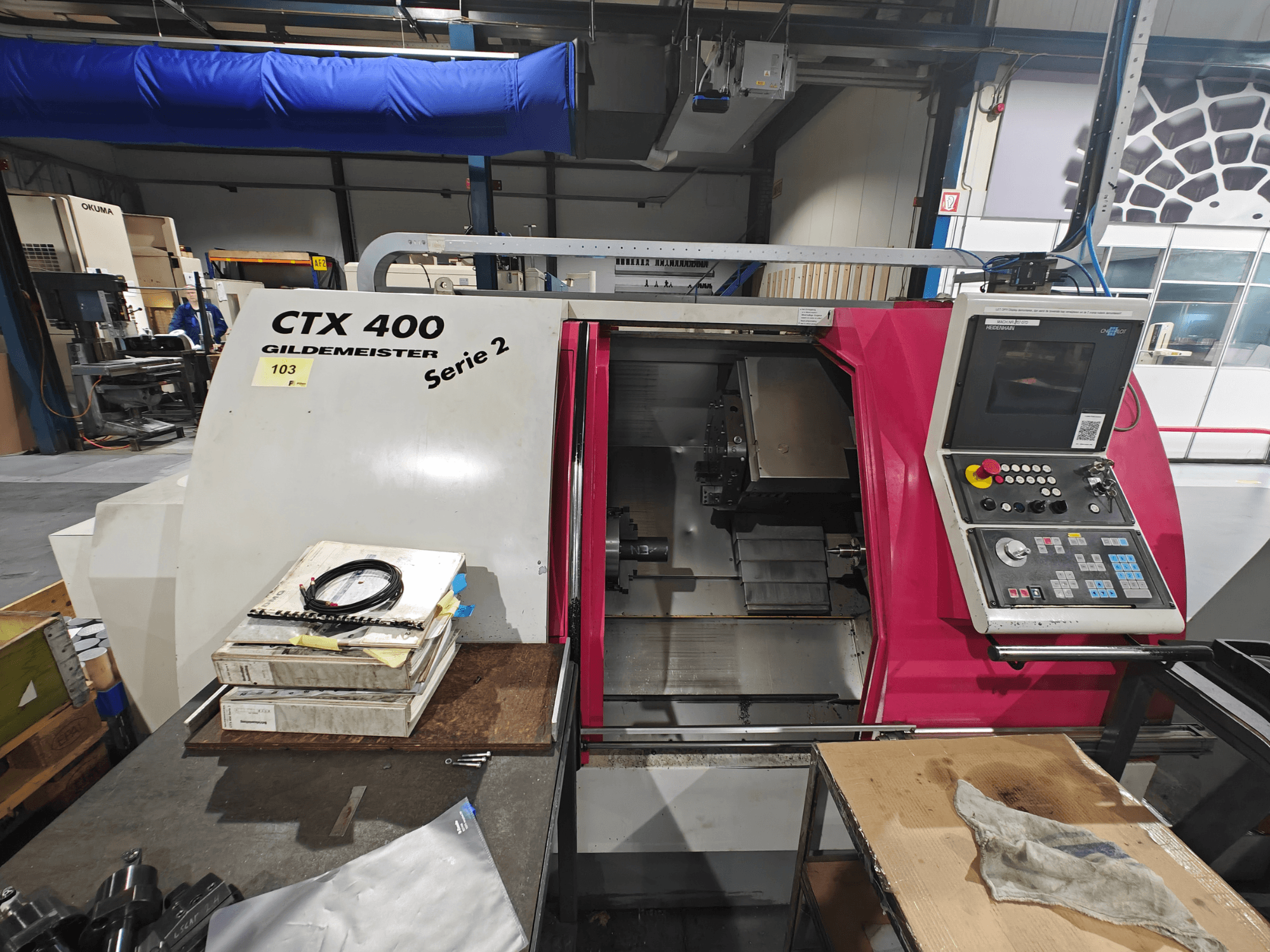 CTX 400 Gildemeister treipingi esiplaanilt, millel on juhtpaneel koos nuppude, ekraani ja tööruumiga.