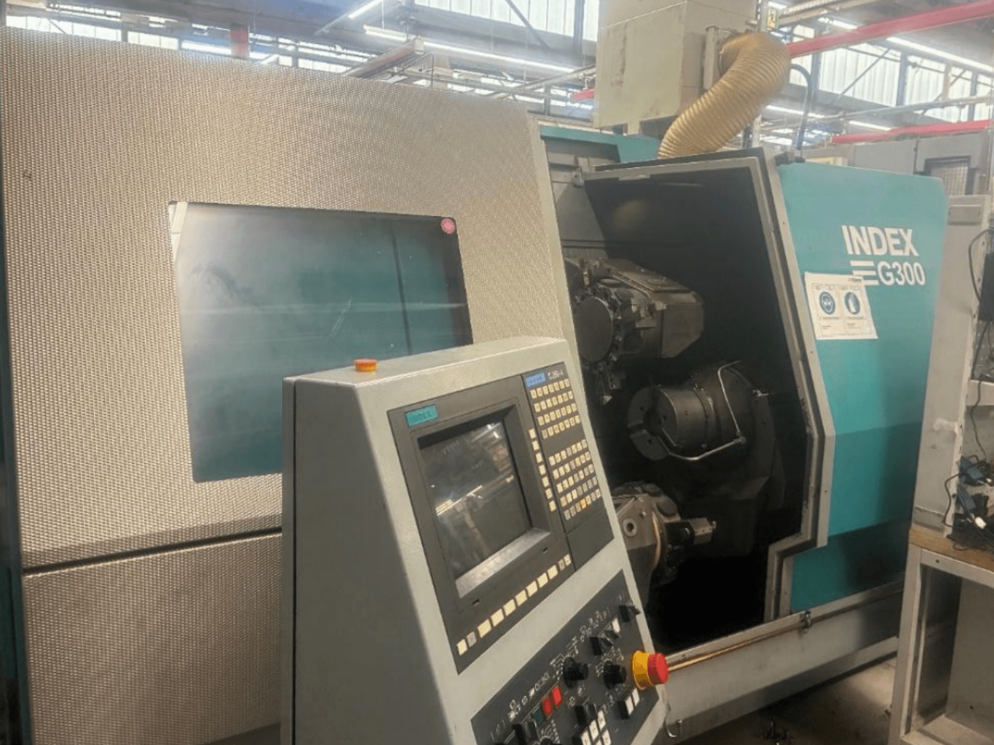 Index G300 horisontaalne treipink, vaade eest, millel on näha juhtpaneel ja avatud juurdepääs masina sisemusele.